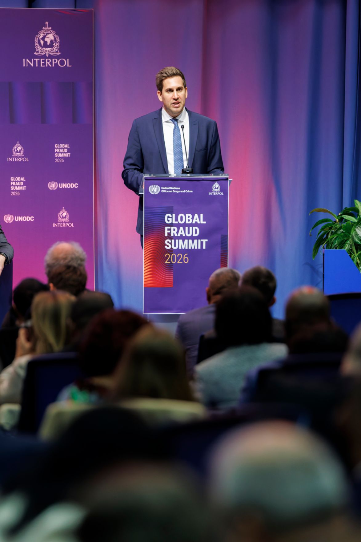 Am 16. M&auml;rz 2026 nahm Staatssekret&auml;r Alexander Pr&ouml;ll (im Bild) am Global Fraud Summit 2026 im Vienna International Center teil. Im Bild bei einer Rede.