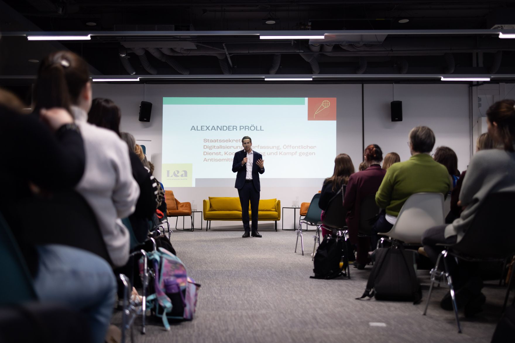 Am 16. M&auml;rz 2026 nahm Staatssekret&auml;r Alexander Pr&ouml;ll (m.) an der Podiumsdiskussion "She shapes AI" teil.