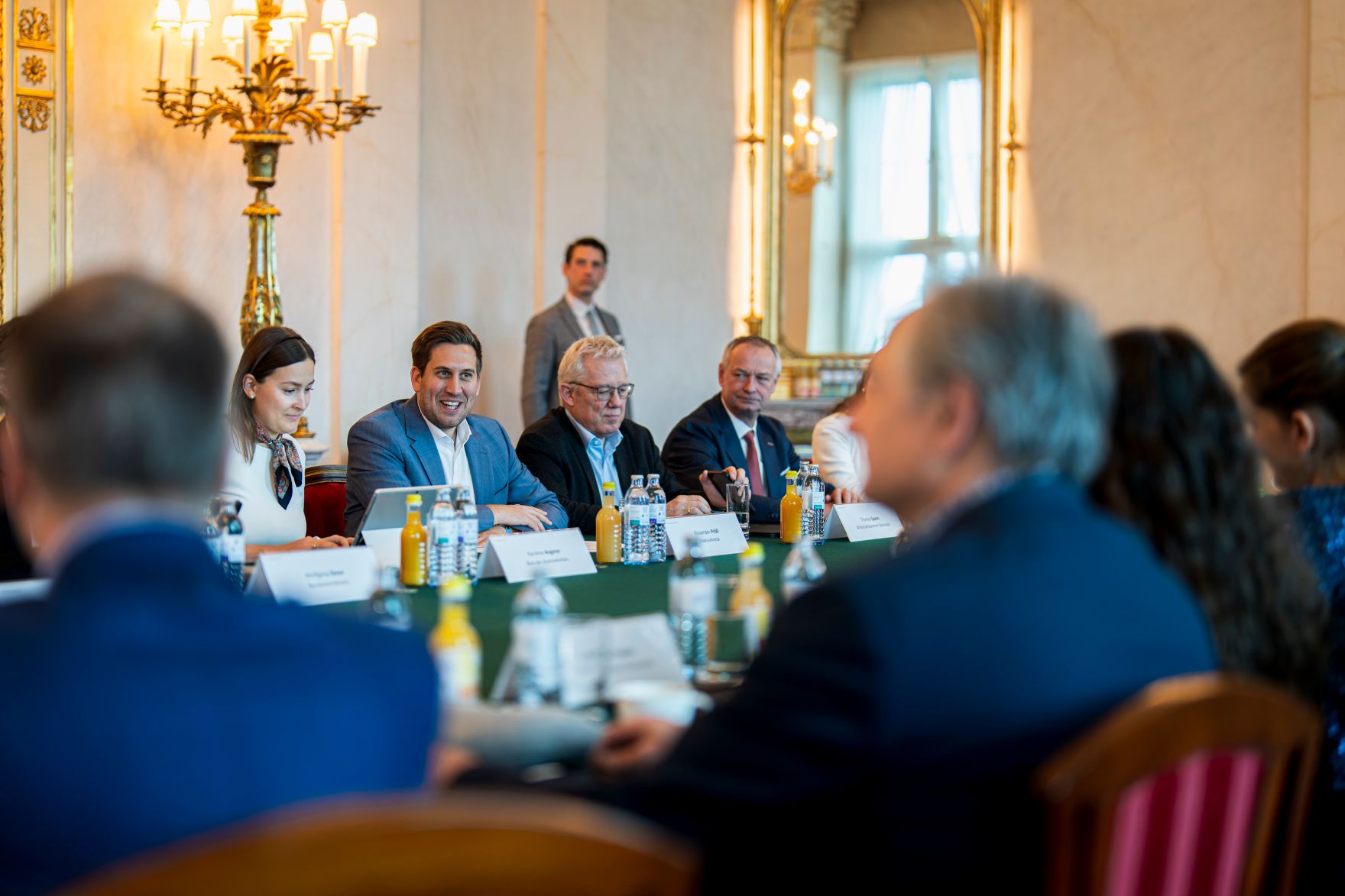 Am 17. M&auml;rz 2026 gab Staatssekret&auml;r Alexander Pr&ouml;ll (3.v.l.) ein Pressegespr&auml;ch zum Thema &bdquo;ID Austria Wirtschaftsjahr&ldquo;. Im Bild beim Roundtable.