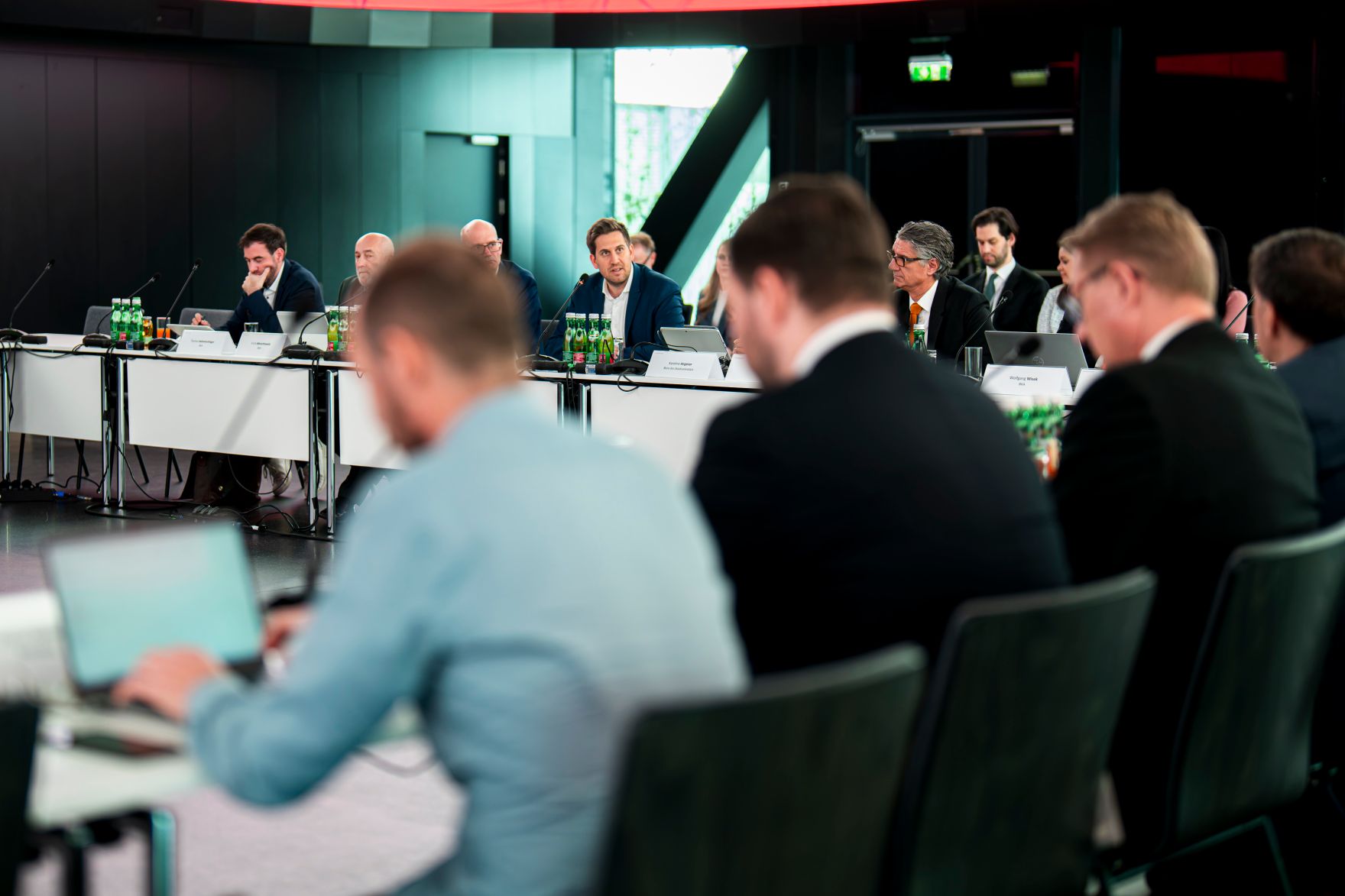 Am 18. M&auml;rz 2026 nahm Staatssekret&auml;r Alexander Pr&ouml;ll (4.v.l.) an der KI-Konklave im Haus der Digitalisierung teil.