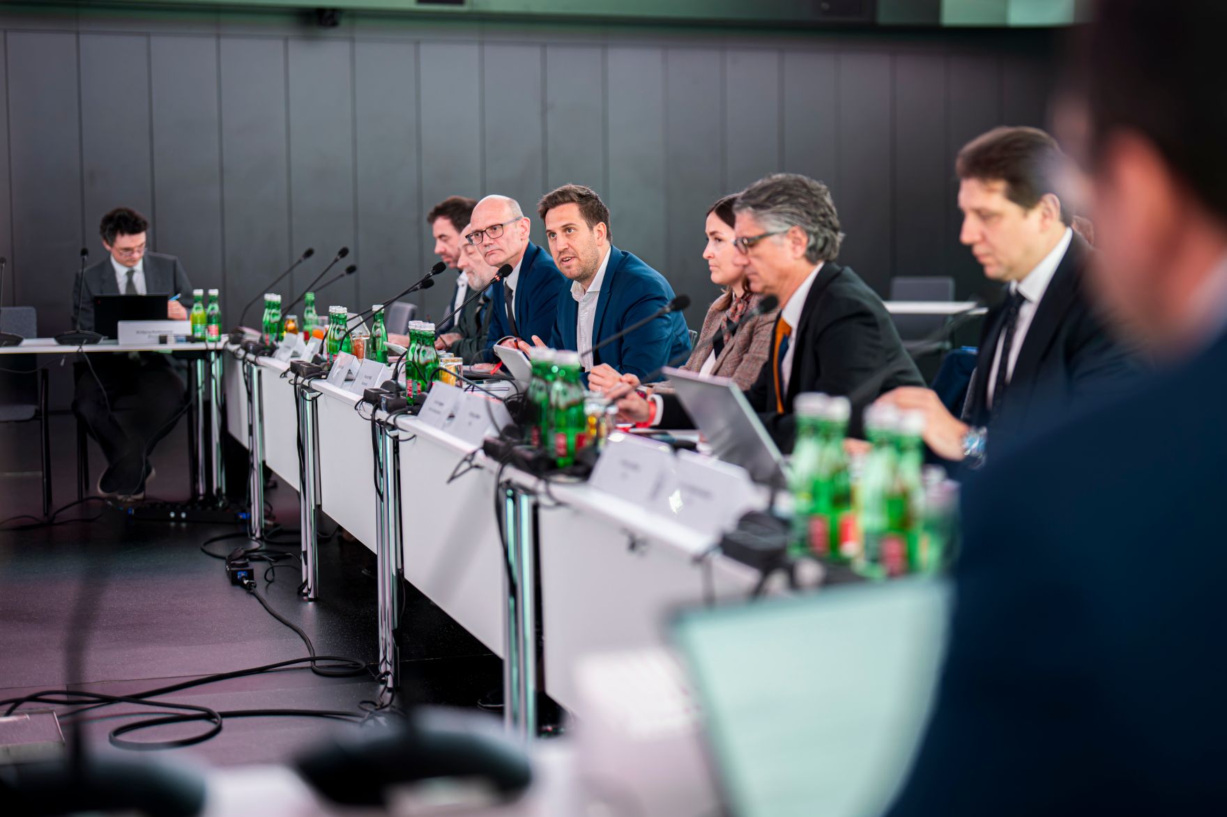 Am 18. M&auml;rz 2026 nahm Staatssekret&auml;r Alexander Pr&ouml;ll (5.v.l.) an der KI-Konklave im Haus der Digitalisierung teil.