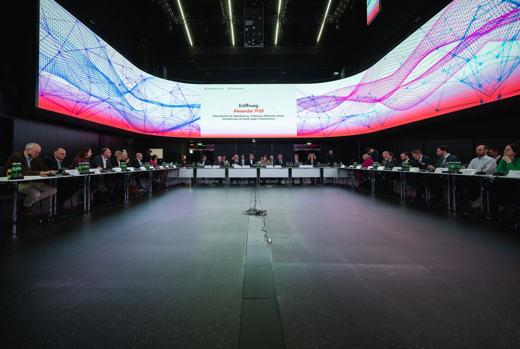 Am 19. M&auml;rz 2026 nahm Staatssekret&auml;r Alexander Pr&ouml;ll (m.) an der KI-Konklave im Haus der Digitalisierung teil.