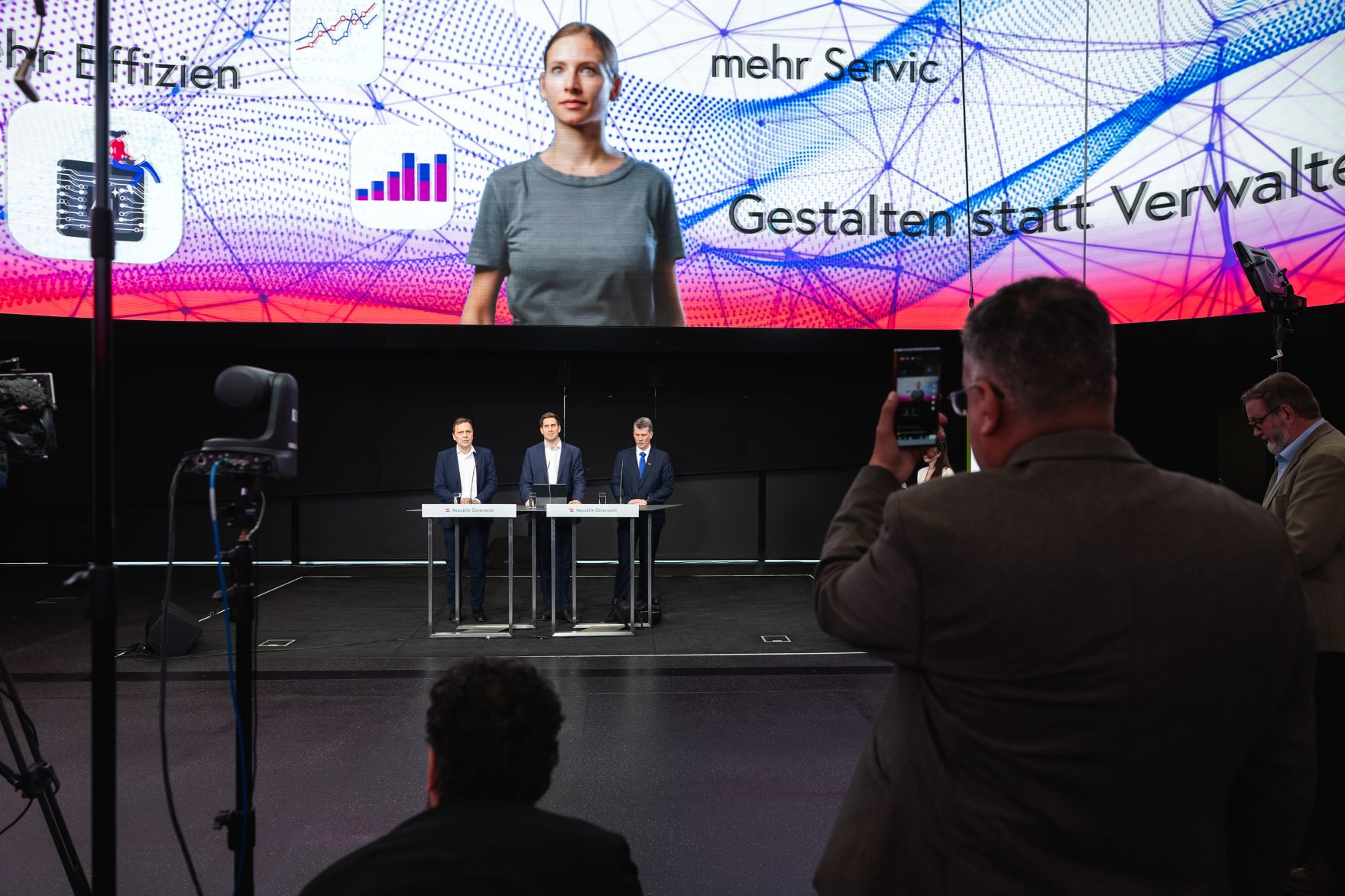 Am 19. M&auml;rz 2026 nahm Staatssekret&auml;r Alexander Pr&ouml;ll (m.) an der KI-Konklave im Haus der Digitalisierung teil. Im Bild gemeinsam mit dem Vorsitzenden des KI-Beirates Horst Bischof (r.) und BRZ-Gesch&auml;ftsf&uuml;hrer Roland Ledinger (l.), bei der anschlie&szlig;enden Pressekonferenz.