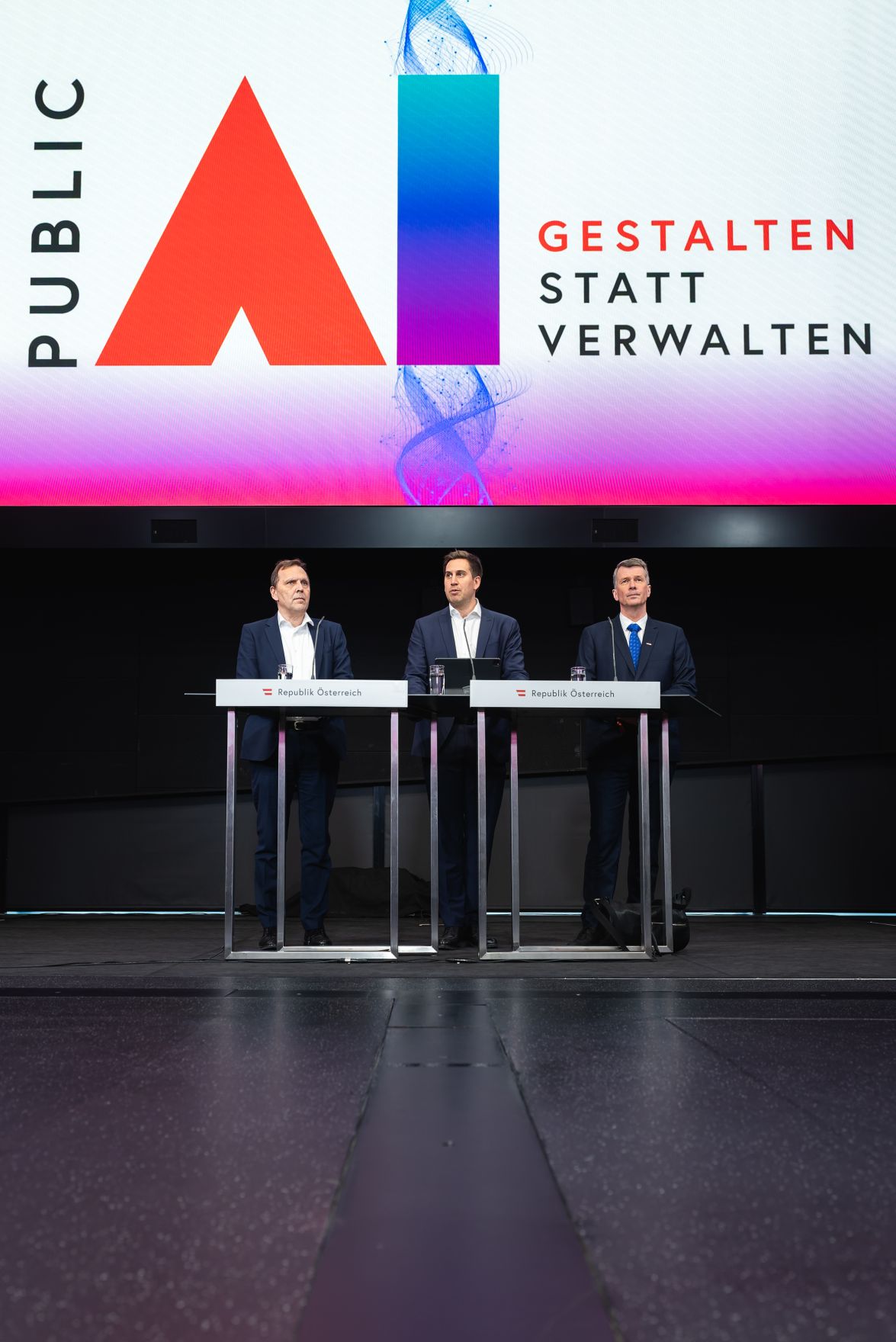 Am 19. M&auml;rz 2026 nahm Staatssekret&auml;r Alexander Pr&ouml;ll (m.) an der KI-Konklave im Haus der Digitalisierung teil. Im Bild gemeinsam mit dem Vorsitzenden des KI-Beirates Horst Bischof (r.) und BRZ-Gesch&auml;ftsf&uuml;hrer Roland Ledinger (l.), bei der anschlie&szlig;enden Pressekonferenz.