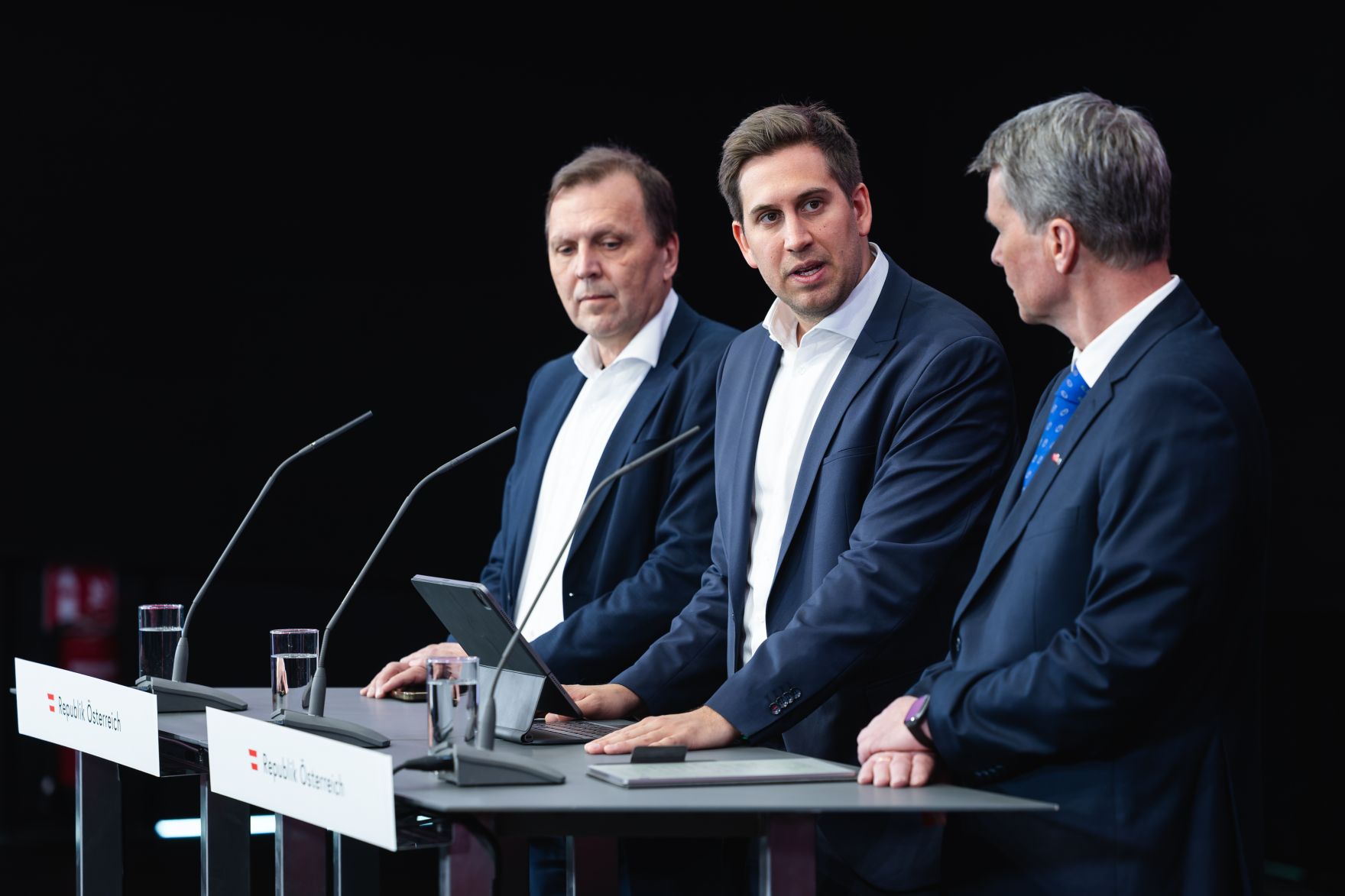 Am 19. M&auml;rz 2026 nahm Staatssekret&auml;r Alexander Pr&ouml;ll (m.) an der KI-Konklave im Haus der Digitalisierung teil. Im Bild gemeinsam mit dem Vorsitzenden des KI-Beirates Horst Bischof (r.) und BRZ-Gesch&auml;ftsf&uuml;hrer Roland Ledinger (l.), bei der anschlie&szlig;enden Pressekonferenz.