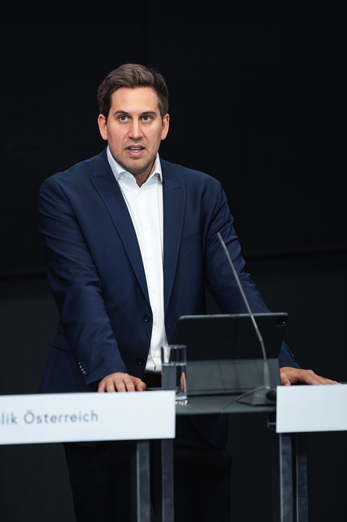 Am 19. M&auml;rz 2026 nahm Staatssekret&auml;r Alexander Pr&ouml;ll (im Bild) an der KI-Konklave im Haus der Digitalisierung teil. Im Bild gemeinsam mit dem Vorsitzenden des KI-Beirates Horst Bischof und BRZ-Gesch&auml;ftsf&uuml;hrer Roland Ledinger, bei der anschlie&szlig;enden Pressekonferenz.