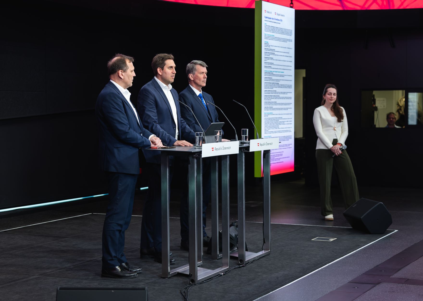 Am 19. M&auml;rz 2026 nahm Staatssekret&auml;r Alexander Pr&ouml;ll (m.) an der KI-Konklave im Haus der Digitalisierung teil. Im Bild gemeinsam mit dem Vorsitzenden des KI-Beirates Horst Bischof (r.) und BRZ-Gesch&auml;ftsf&uuml;hrer Roland Ledinger (l.), bei der anschlie&szlig;enden Pressekonferenz.