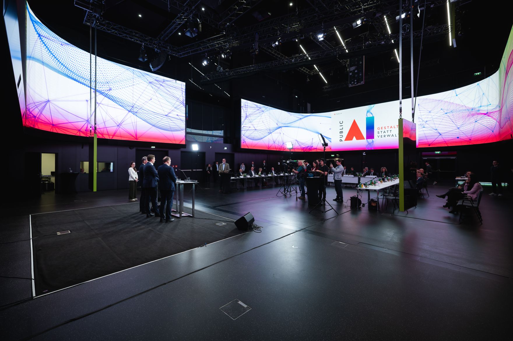 Am 19. M&auml;rz 2026 nahm Staatssekret&auml;r Alexander Pr&ouml;ll an der KI-Konklave im Haus der Digitalisierung teil. Im Bild gemeinsam mit dem Vorsitzenden des KI-Beirates Horst Bischof und BRZ-Gesch&auml;ftsf&uuml;hrer Roland Ledinger, bei der anschlie&szlig;enden Pressekonferenz.