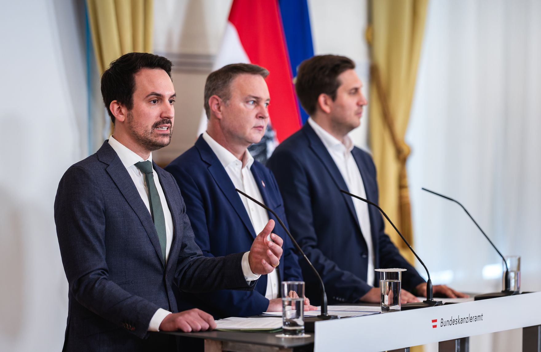 Am 27. M&auml;rz 2026 gab Staatssekret&auml;r Alexander Pr&ouml;ll (r.), gemeinsam mit Vizekanzler Andreas Babler (m.) und Bundesminister Christoph Wiederkehr (l.) eine Pressekonferenz zum Thema &bdquo;Social-Media-Verbot f&uuml;r Jugendliche in &Ouml;sterreich&ldquo;.