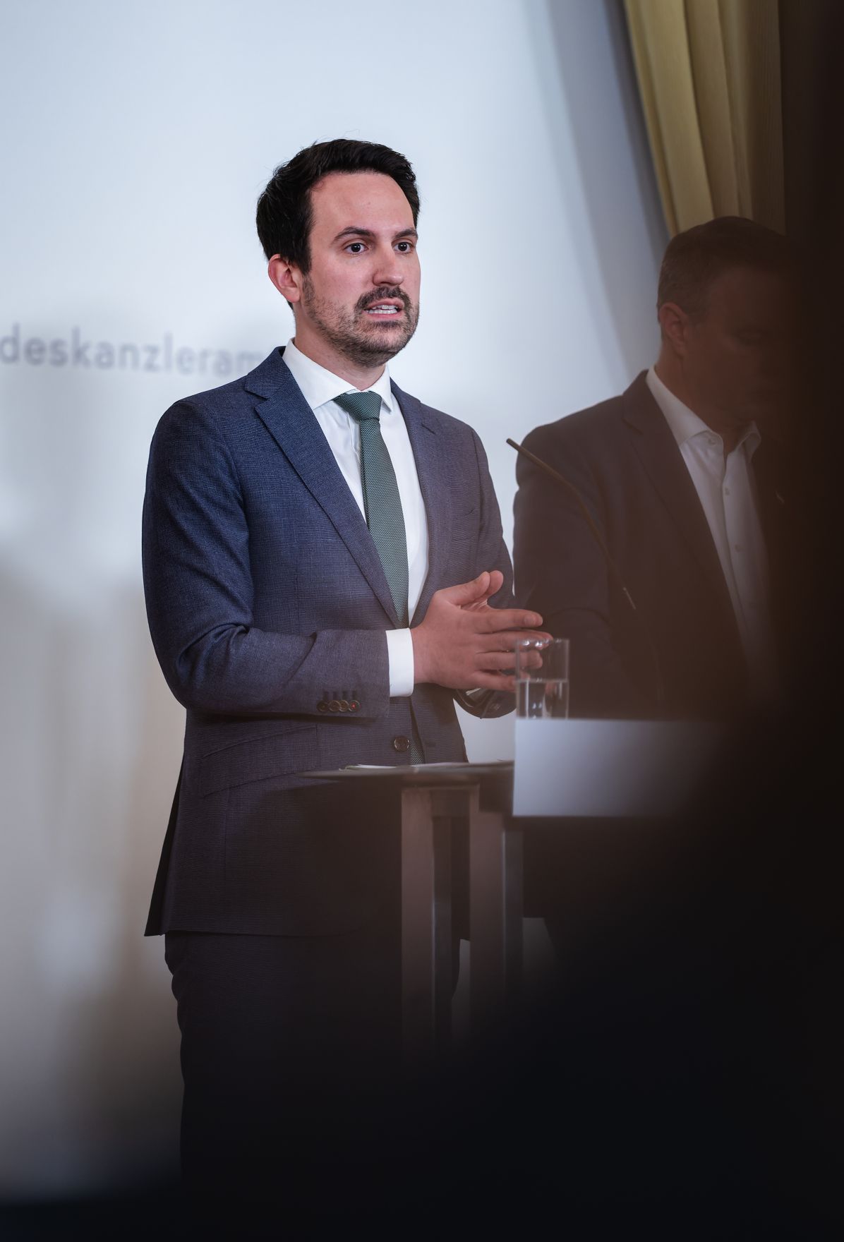 Am 27. M&auml;rz 2026 gab Staatssekret&auml;r Alexander Pr&ouml;ll, gemeinsam mit Vizekanzler Andreas Babler und Bundesminister Christoph Wiederkehr (im Bild) eine Pressekonferenz zum Thema &bdquo;Social-Media-Verbot f&uuml;r Jugendliche in &Ouml;sterreich&ldquo;.