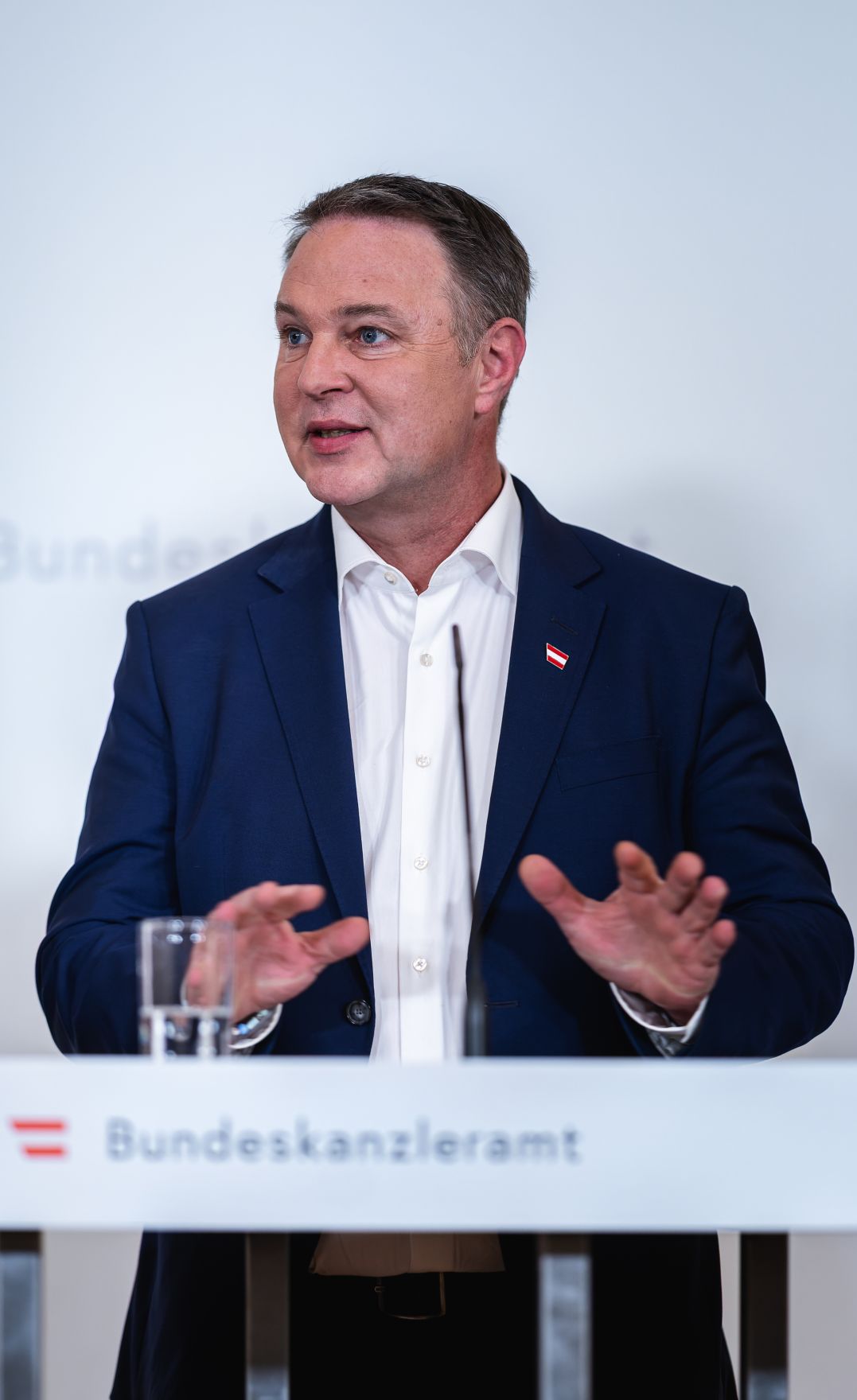 Am 27. M&auml;rz 2026 gab Staatssekret&auml;r Alexander Pr&ouml;ll, gemeinsam mit Vizekanzler Andreas Babler (im Bild) und Bundesminister Christoph Wiederkehr eine Pressekonferenz zum Thema &bdquo;Social-Media-Verbot f&uuml;r Jugendliche in &Ouml;sterreich&ldquo;.