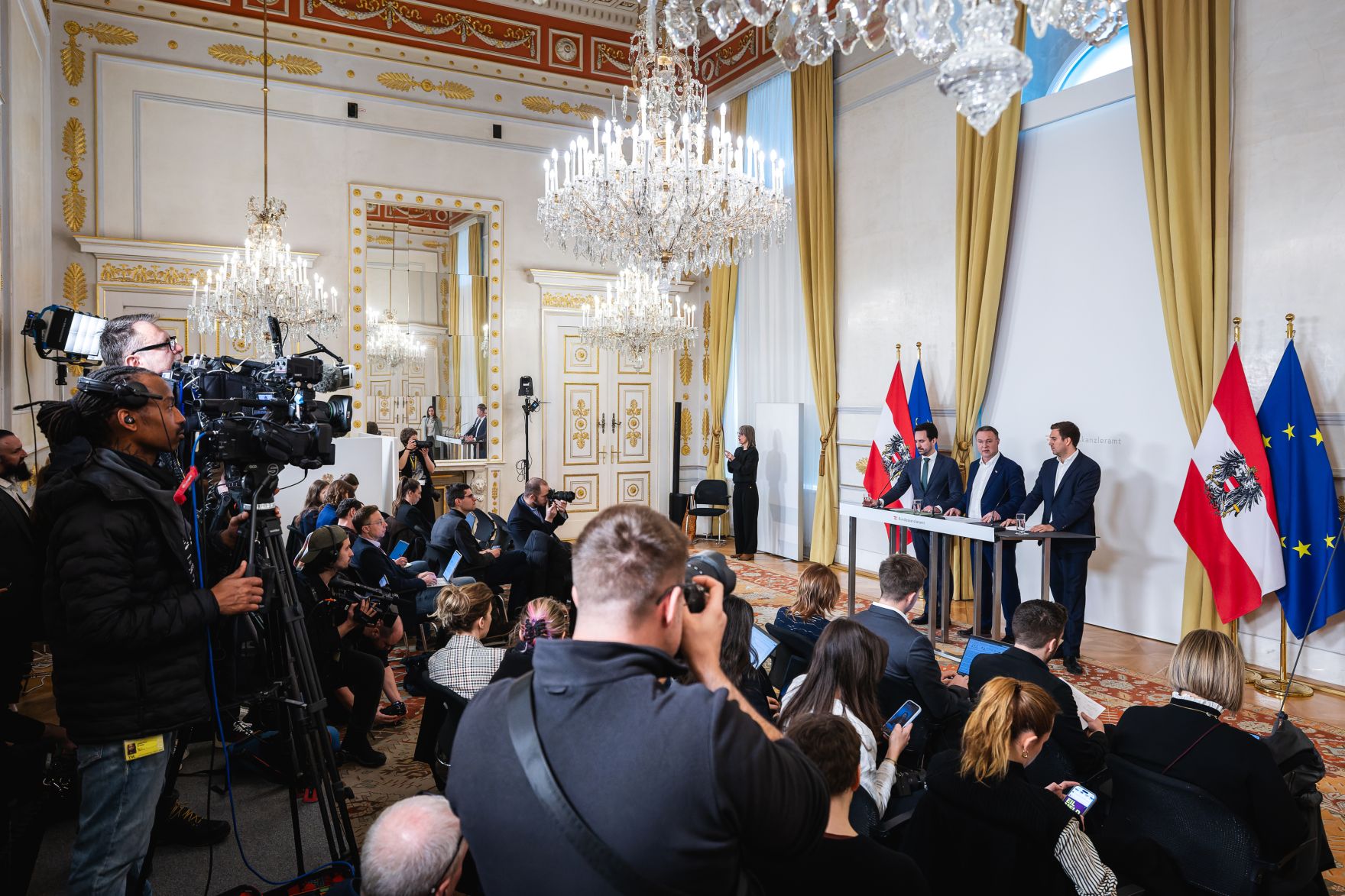 Am 27. M&auml;rz 2026 gab Staatssekret&auml;r Alexander Pr&ouml;ll, gemeinsam mit Vizekanzler Andreas Babler und Bundesminister Christoph Wiederkehr eine Pressekonferenz zum Thema &bdquo;Social-Media-Verbot f&uuml;r Jugendliche in &Ouml;sterreich&ldquo;.