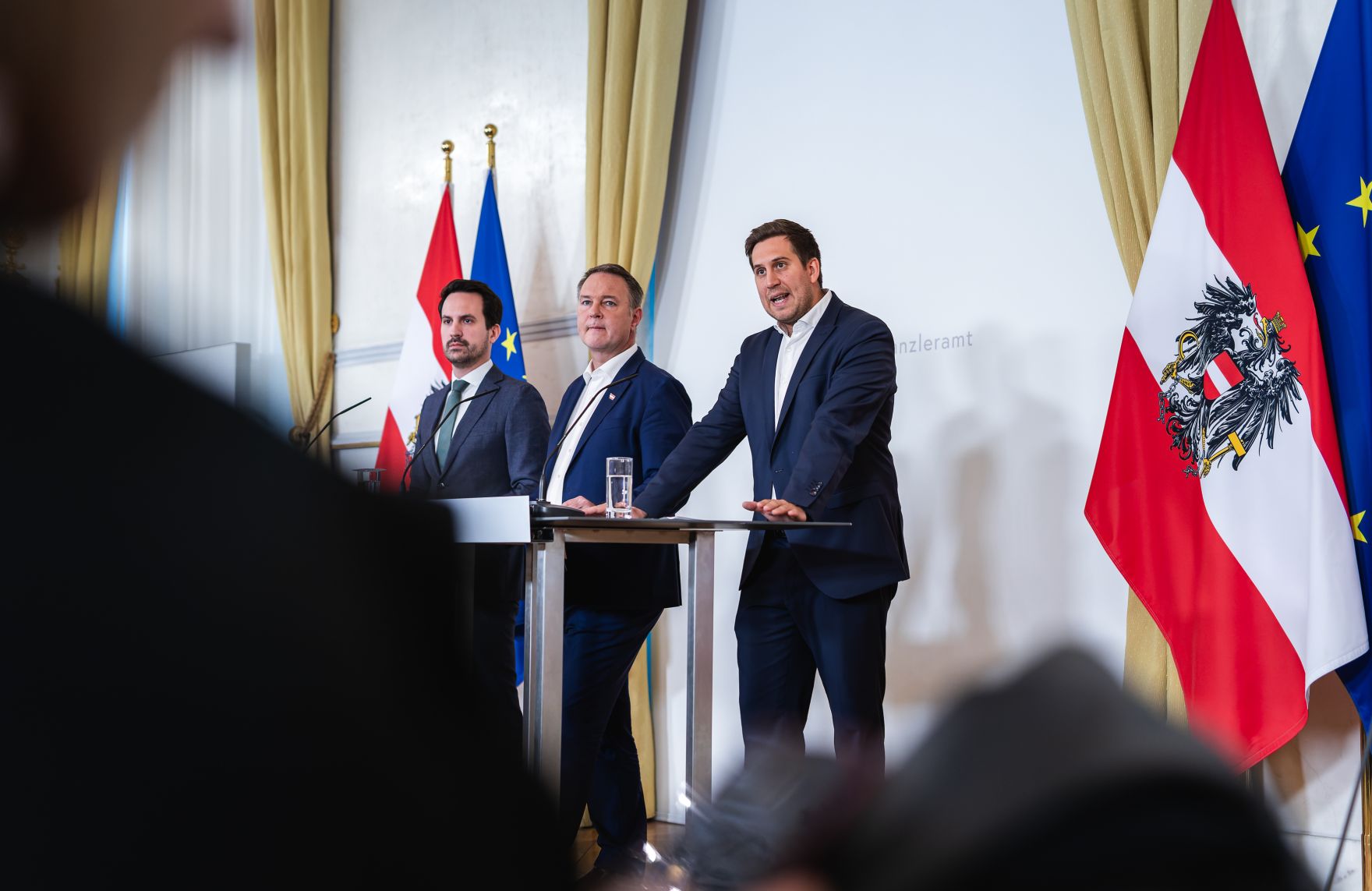 Am 27. M&auml;rz 2026 gab Staatssekret&auml;r Alexander Pr&ouml;ll (r.), gemeinsam mit Vizekanzler Andreas Babler (m.) und Bundesminister Christoph Wiederkehr (l.) eine Pressekonferenz zum Thema &bdquo;Social-Media-Verbot f&uuml;r Jugendliche in &Ouml;sterreich&ldquo;.