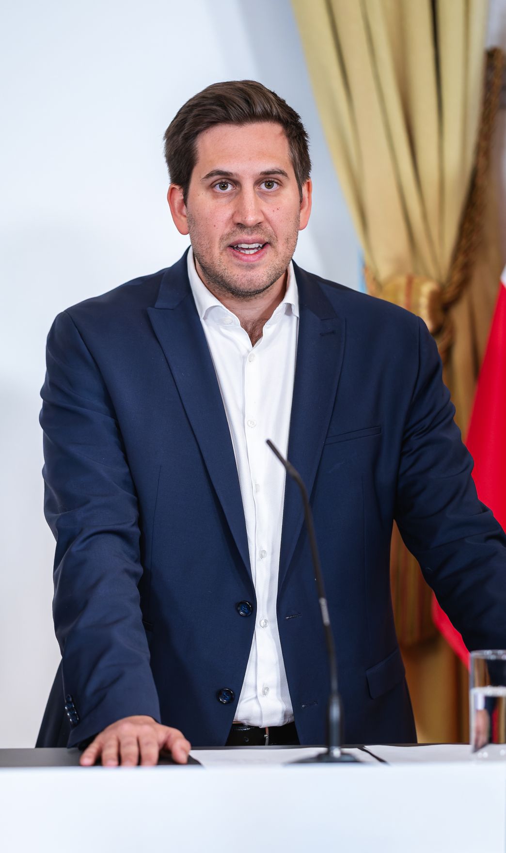 Am 27. M&auml;rz 2026 gab Staatssekret&auml;r Alexander Pr&ouml;ll (im Bild), gemeinsam mit Vizekanzler Andreas Babler und Bundesminister Christoph Wiederkehr eine Pressekonferenz zum Thema &bdquo;Social-Media-Verbot f&uuml;r Jugendliche in &Ouml;sterreich&ldquo;.