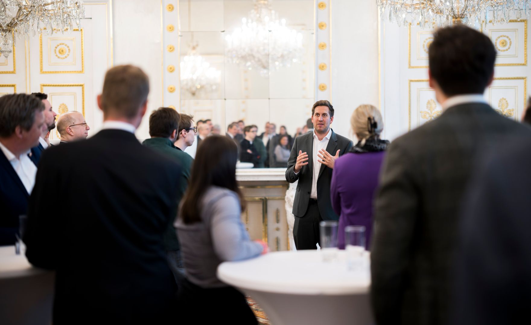 Am 31. M&auml;rz 2026 nahm Staatssekret&auml;r Alexander Pr&ouml;ll (m.r.) am LinkedIn-Afterwork im Bundeskanzleramt teil.