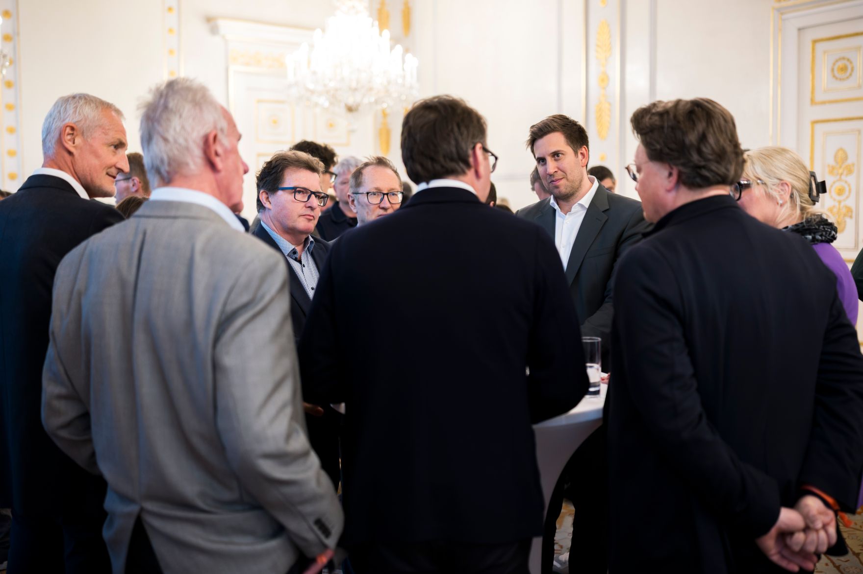 Am 31. M&auml;rz 2026 nahm Staatssekret&auml;r Alexander Pr&ouml;ll (3.v.r.) am LinkedIn-Afterwork im Bundeskanzleramt teil.