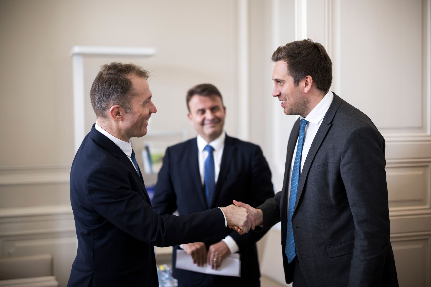 Am 1. April 2026 empfing Staatssekret&auml;r Alexander Pr&ouml;ll (r.) den Botschafter von Frankreich Fr&eacute;d&eacute;ric Joureau (l.) zu einem Arbeitsgespr&auml;ch im Bundeskanzleramt.
