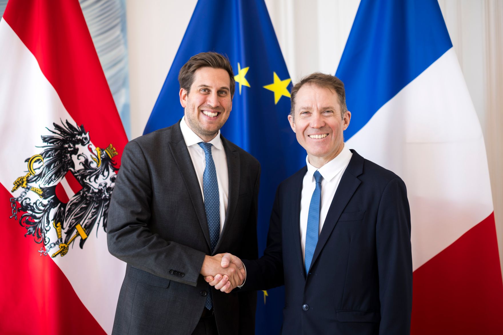 Am 1. April 2026 empfing Staatssekret&auml;r Alexander Pr&ouml;ll (l.) den Botschafter von Frankreich Fr&eacute;d&eacute;ric Joureau (r.) zu einem Arbeitsgespr&auml;ch im Bundeskanzleramt.