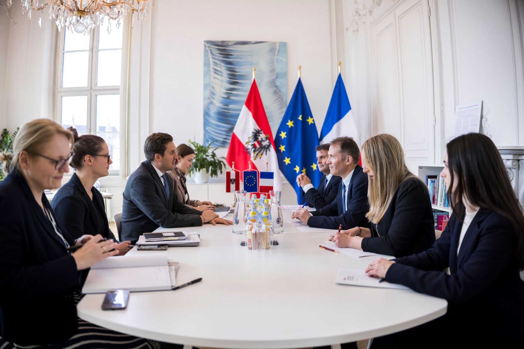 Am 1. April 2026 empfing Staatssekret&auml;r Alexander Pr&ouml;ll (3.v.l.) den Botschafter von Frankreich Fr&eacute;d&eacute;ric Joureau (3.v.r.) zu einem Arbeitsgespr&auml;ch im Bundeskanzleramt.
