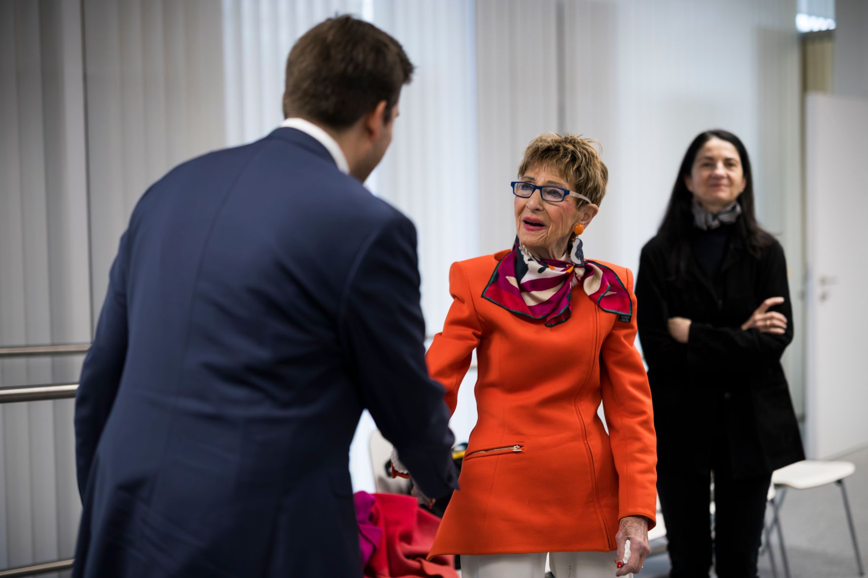 Am 2. April 2026 besuchte Staatssekret&auml;r Alexander Pr&ouml;ll (l.) gemeinsam mit der Pr&auml;sidentin und Bundesvorsitzenden des &Ouml;sterreichischen Seniorenbundes Ingrid Korosec (m.) die Digital Austria Servicestelle.