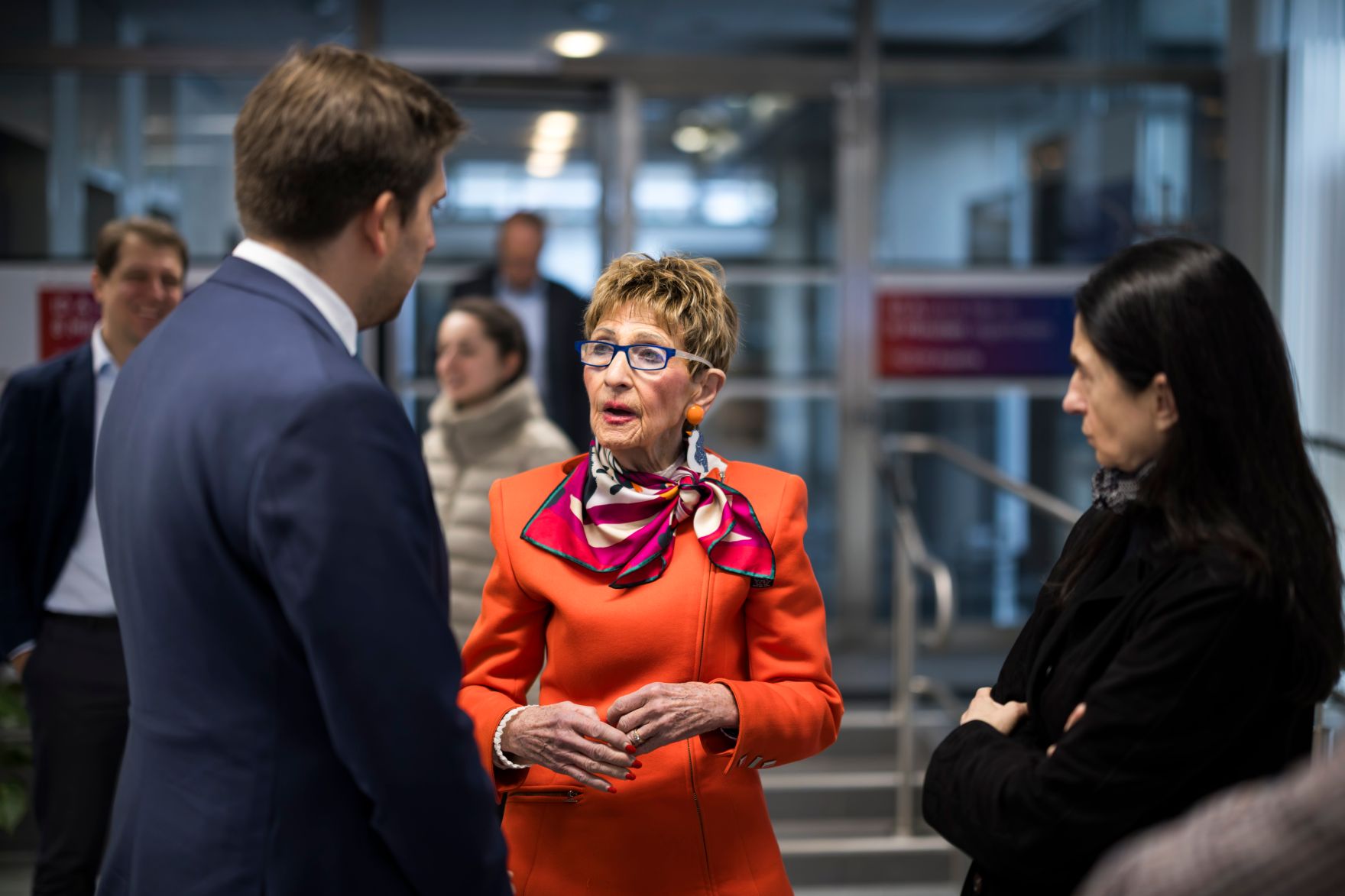 Am 2. April 2026 besuchte Staatssekret&auml;r Alexander Pr&ouml;ll (2.v.l.) gemeinsam mit der Pr&auml;sidentin und Bundesvorsitzenden des &Ouml;sterreichischen Seniorenbundes Ingrid Korosec (m.) die Digital Austria Servicestelle.