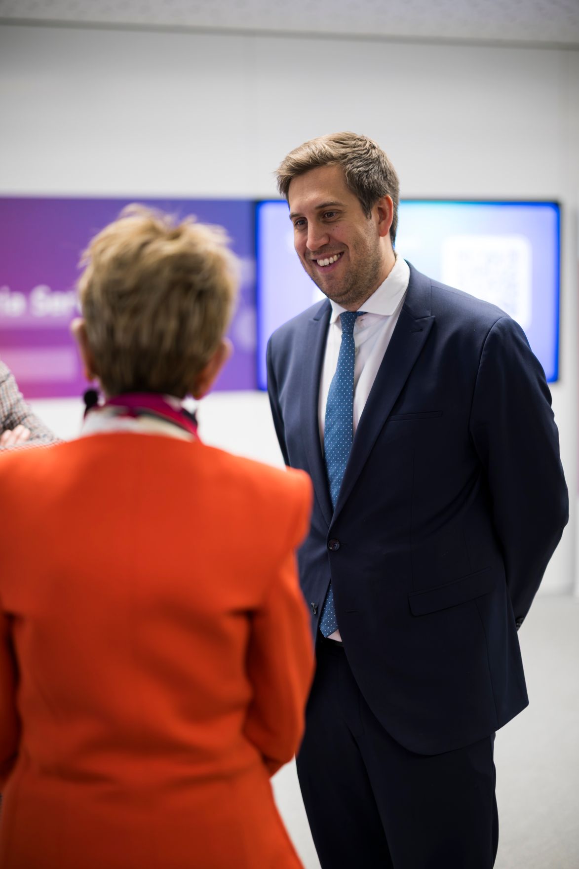 Am 2. April 2026 besuchte Staatssekret&auml;r Alexander Pr&ouml;ll (r.) gemeinsam mit der Pr&auml;sidentin und Bundesvorsitzenden des &Ouml;sterreichischen Seniorenbundes Ingrid Korosec (l.) die Digital Austria Servicestelle.