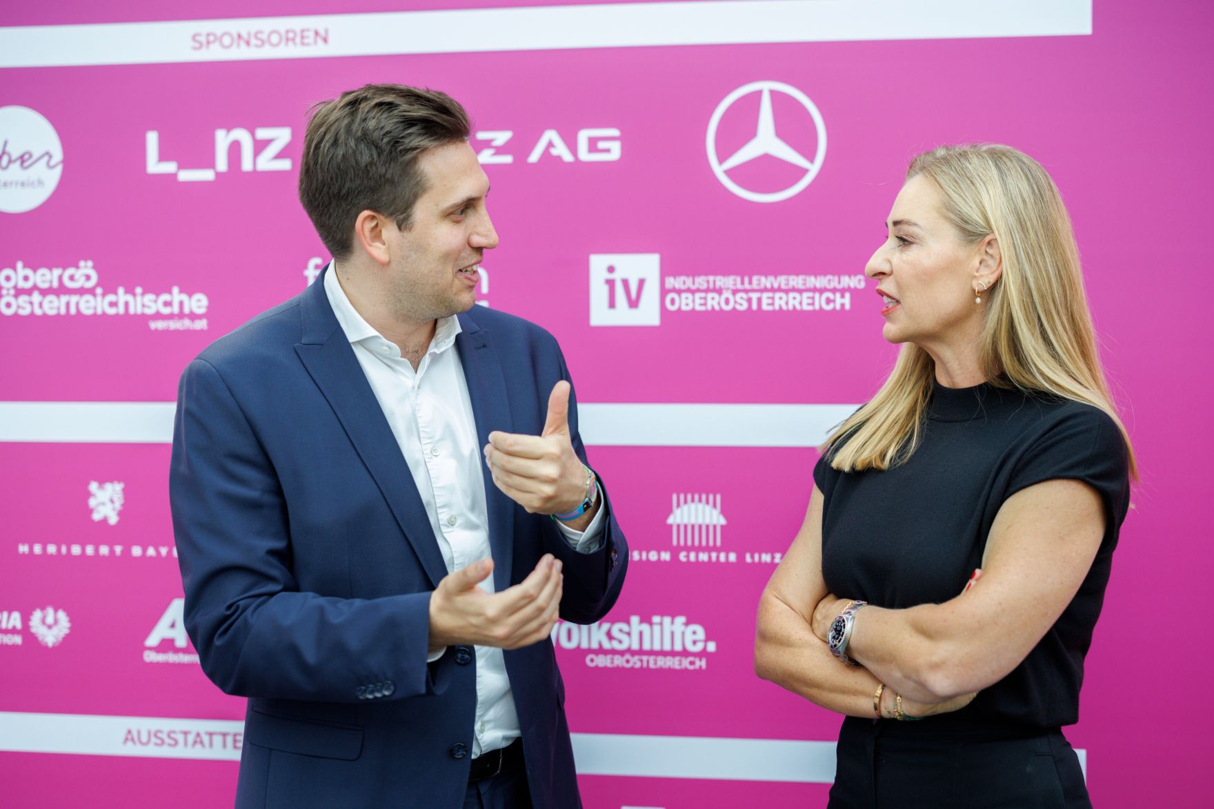 Am 9. April 2026 besuchte Staatssekret&auml;r Alexander Pr&ouml;ll (l.) im Rahmen seines Bundesl&auml;ndertages in Ober&ouml;sterreich das Upper Austria Ladies Linz.
