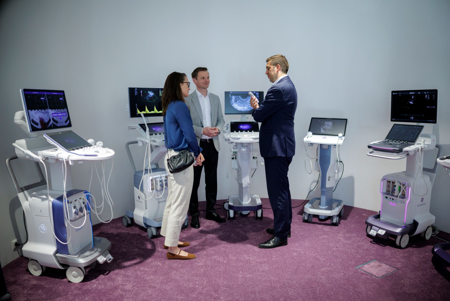 Am 9. April 2026 besuchte Staatssekret&auml;r Alexander Pr&ouml;ll (r.) im Rahmen seines Bundesl&auml;ndertages in Ober&ouml;sterreich die GE HealthCare Austria GmbH.