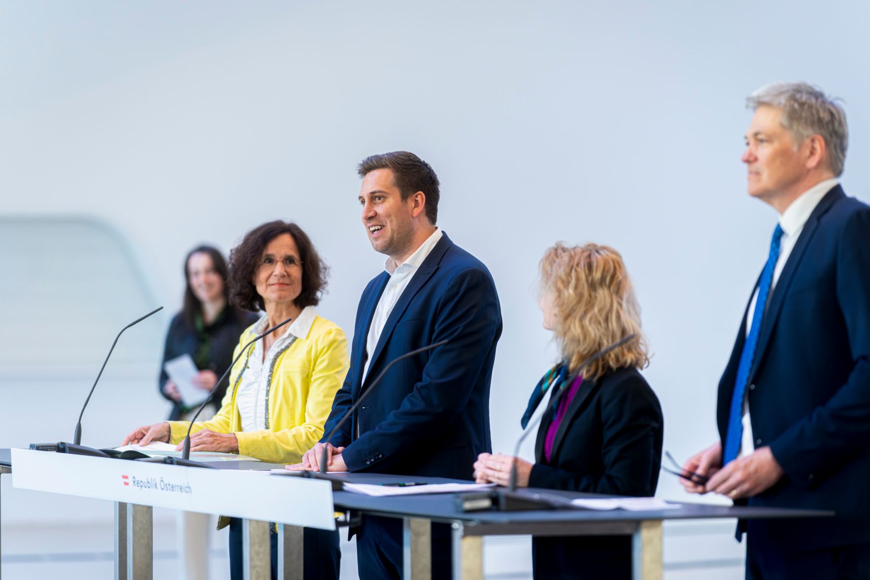 Am 9. April 2026 gab Staatssekret&auml;r Alexander Pr&ouml;ll (3.v.r.) gemeinsam mit Bundesministerin Eva-Maria Holzleitner (2.v.r.), Direktorin der Hochschule Campus Wien Doris Link (4.v.r.) und Rektor der WU Rupert Sausgruber (r.) eine Pressekonferenz zum Digitalen Studierendenausweis.