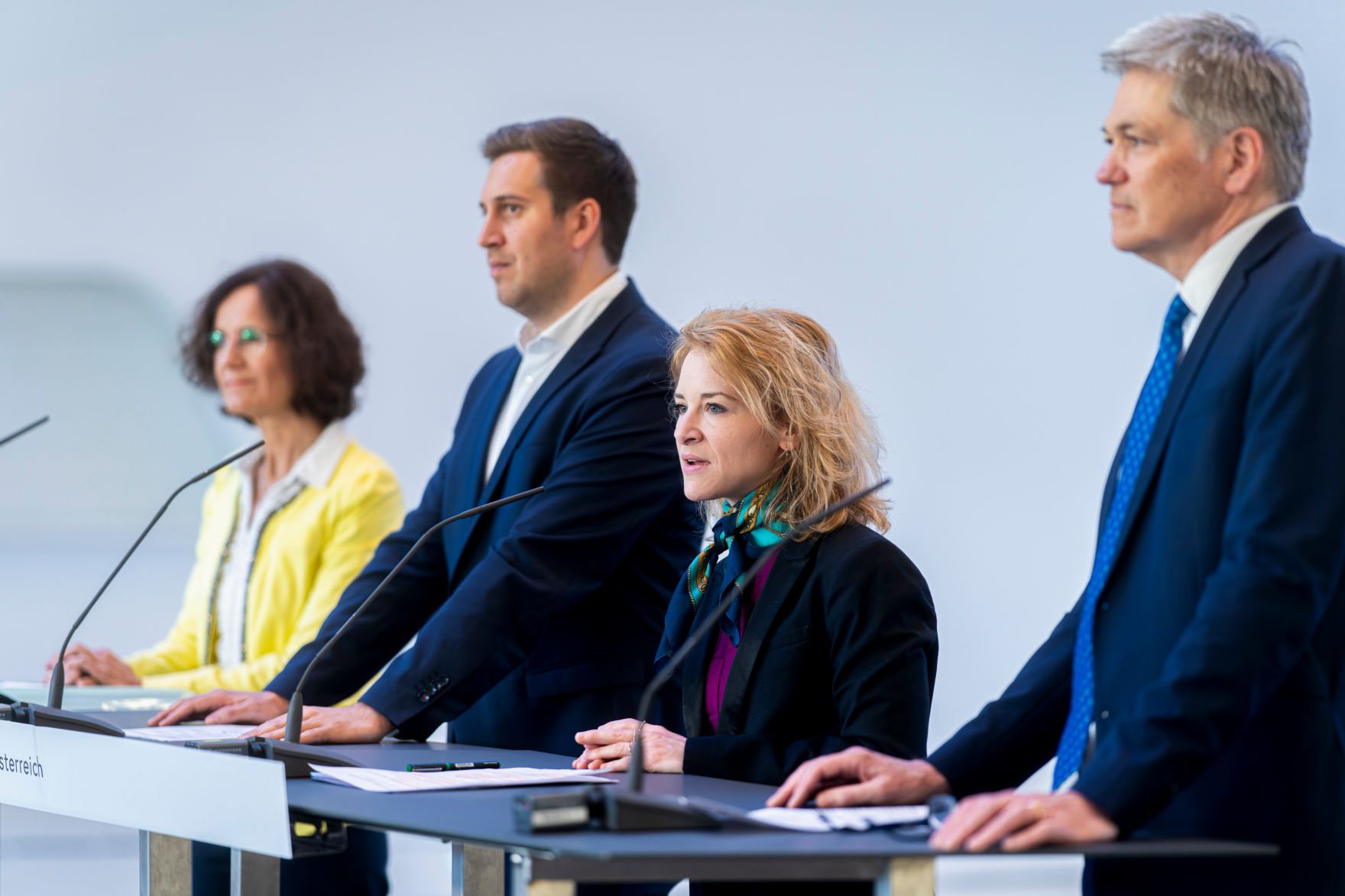 Am 9. April 2026 gab Staatssekret&auml;r Alexander Pr&ouml;ll (m.l.) gemeinsam mit Bundesministerin Eva-Maria Holzleitner (m.r.), Direktorin der Hochschule Campus Wien Doris Link (l.) und Rektor der WU Rupert Sausgruber (r.) eine Pressekonferenz zum Digitalen Studierendenausweis.
