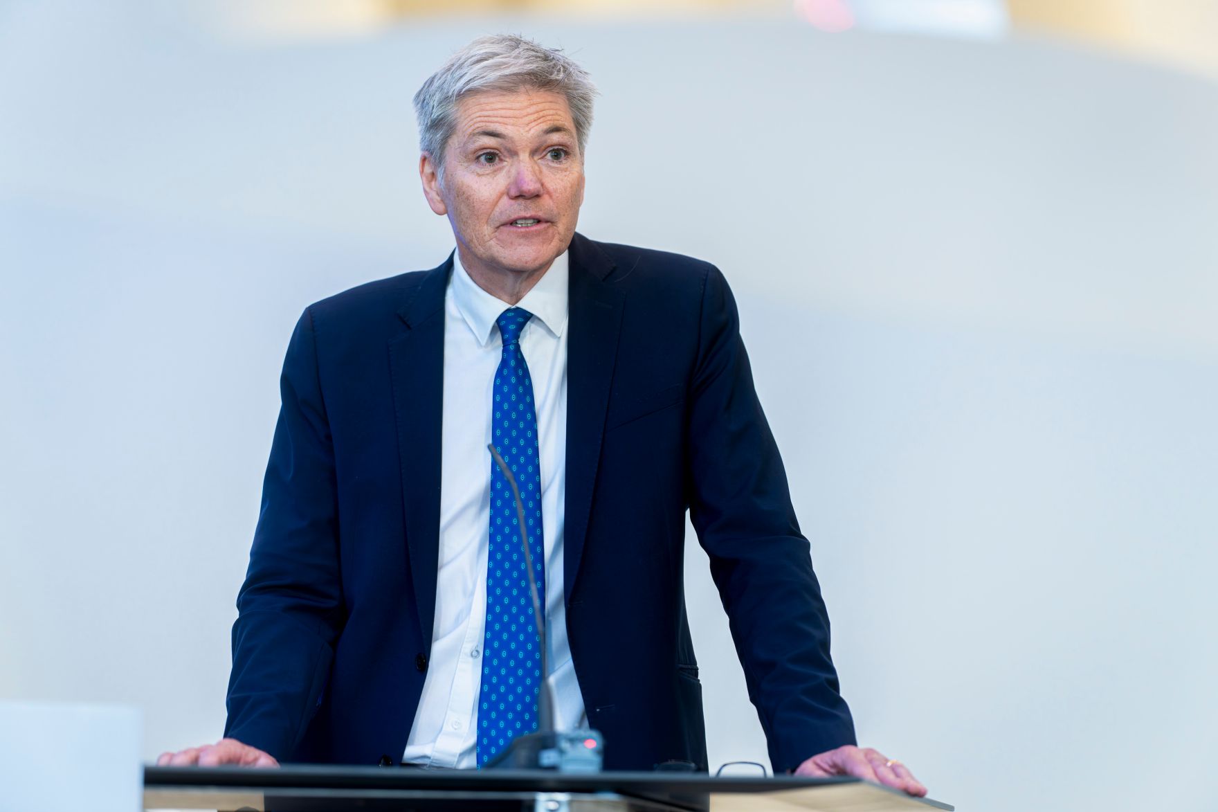 Am 9. April 2026 gab Staatssekret&auml;r Alexander Pr&ouml;ll gemeinsam mit Bundesministerin Eva-Maria Holzleitner, Direktorin der Hochschule Campus Wien Doris Link und Rektor der WU Rupert Sausgruber (im Bild) eine Pressekonferenz zum Digitalen Studierendenausweis.