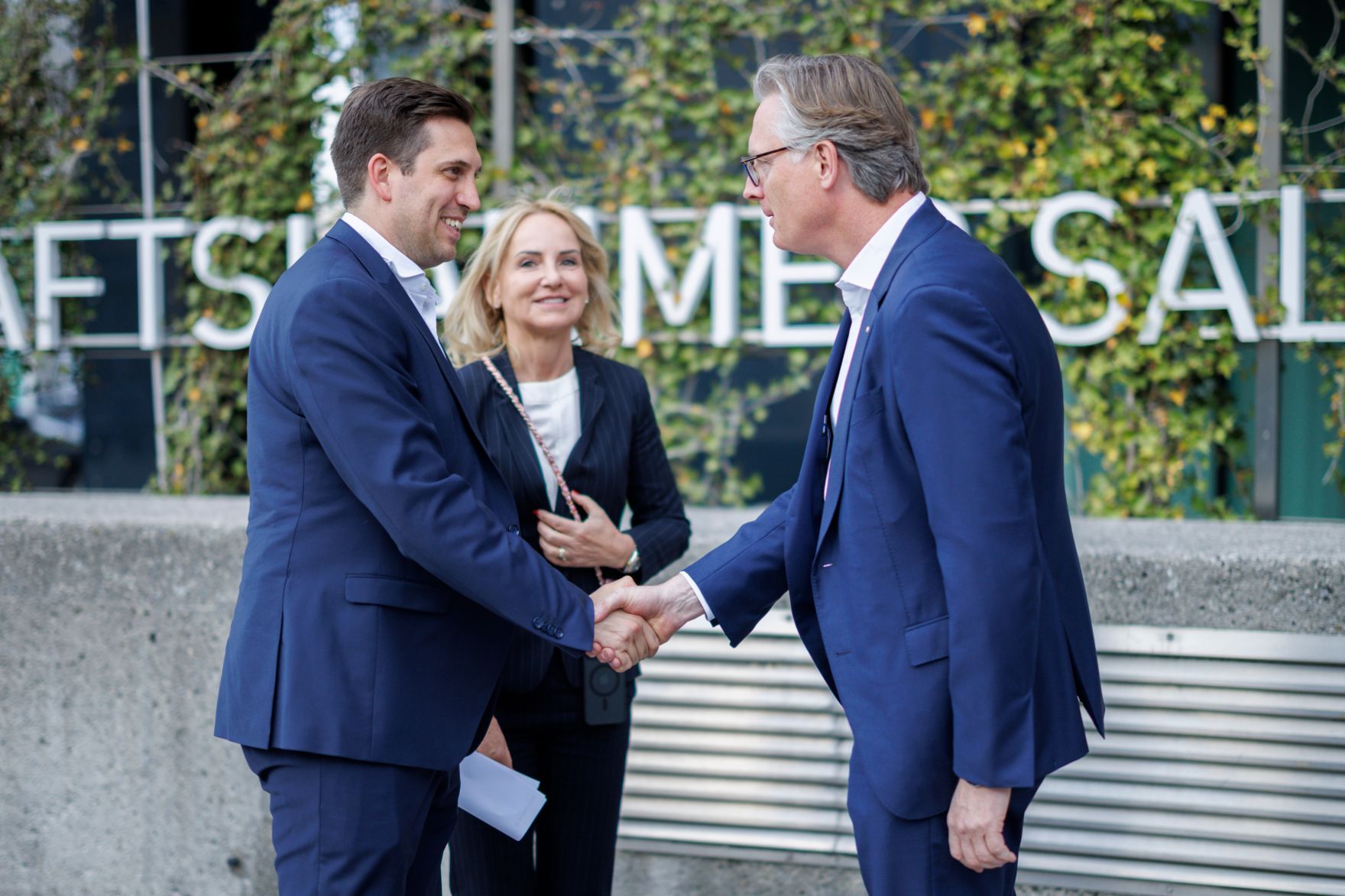 Am 9. April 2026 besuchte Staatssekret&auml;r Alexander Pr&ouml;ll (l.) im Rahmen seines Bundesl&auml;ndertages den Management Club Salzburg. Im Bild mit dem MC Salzburg Pr&auml;sidenten Johannes H&ouml;rl (r.) und der MC Salzburg Gesch&auml;ftsf&uuml;hrerin Brigitte Lackner-Wilhelmst&auml;tter (m.).