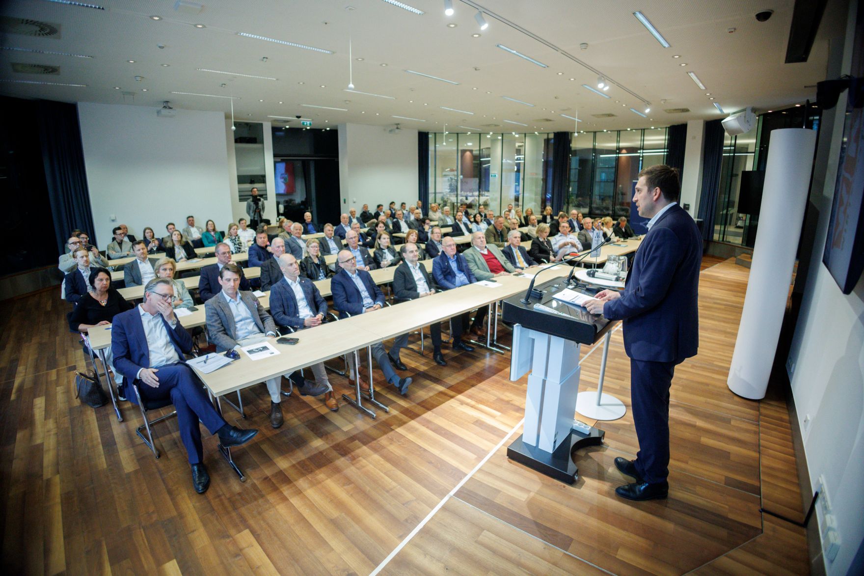 Am 9. April 2026 besuchte Staatssekret&auml;r Alexander Pr&ouml;ll (r.) im Rahmen seines Bundesl&auml;ndertages den Management Club Salzburg.