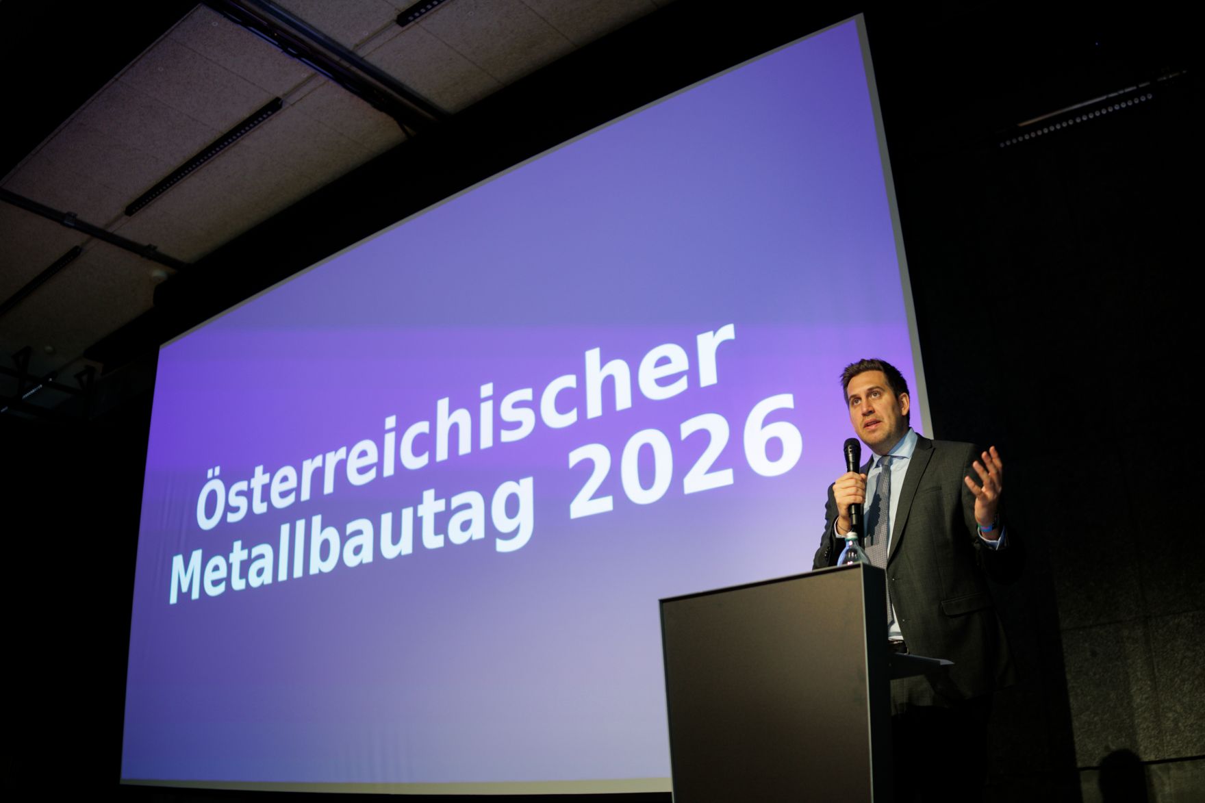 Am 10. April 2026 besuchte Staatssekret&auml;r Alexander Pr&ouml;ll (r.) im Rahmen seines Bundesl&auml;ndertages den &Ouml;sterreichischen Metallbautag 2026.