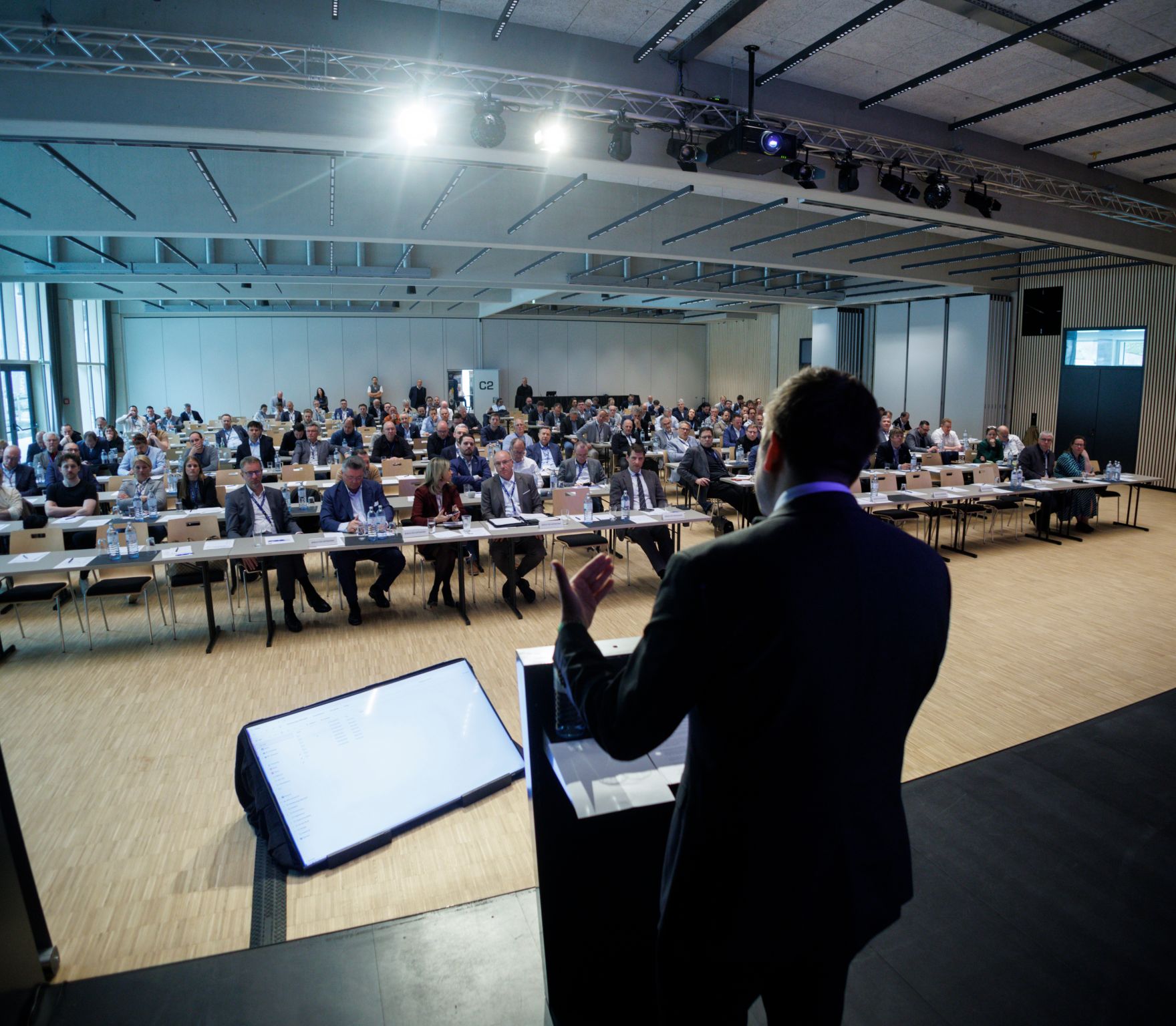 Am 10. April 2026 besuchte Staatssekret&auml;r Alexander Pr&ouml;ll (r.) im Rahmen seines Bundesl&auml;ndertages den &Ouml;sterreichischen Metallbautag 2026.