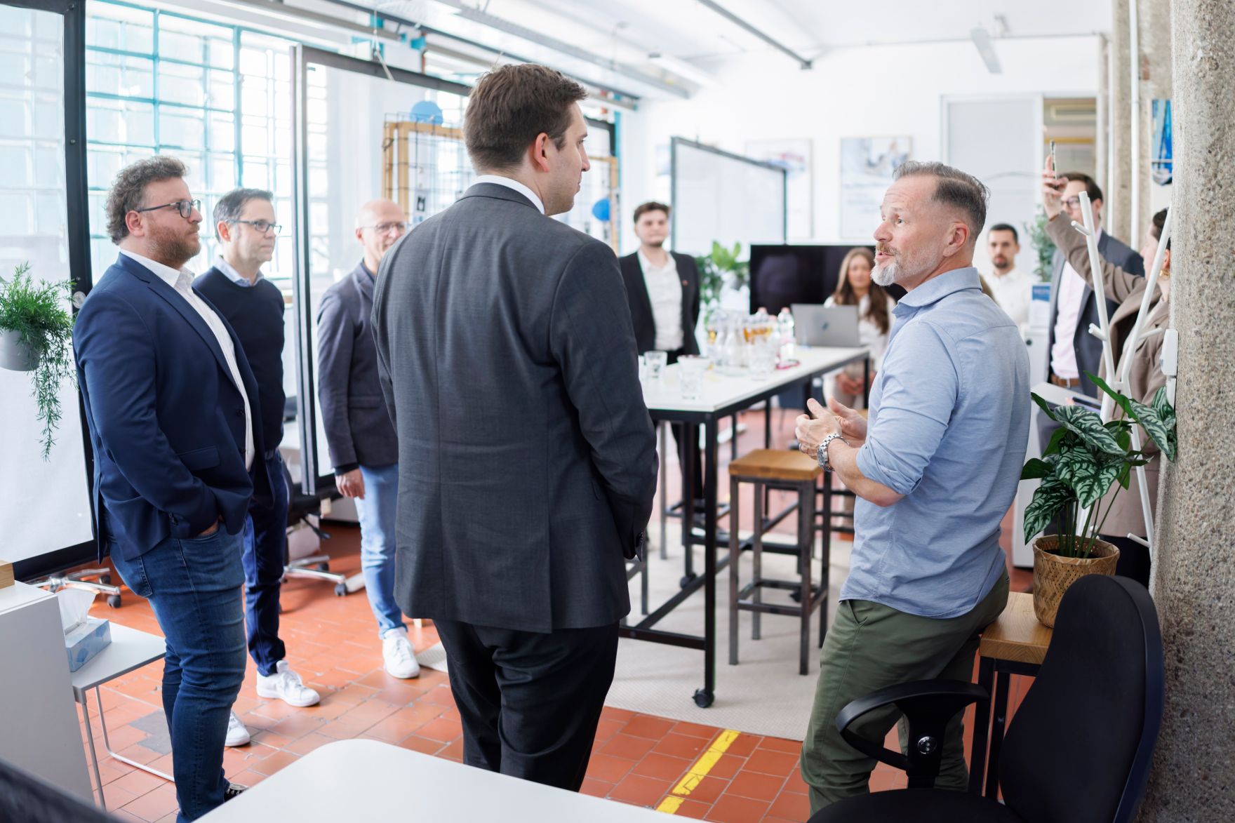 Am 16. April 2026 besuchte Staatssekret&auml;r Alexander Pr&ouml;ll (m.) im Rahmen seines Bundesl&auml;ndertages das &Ouml;sterreichische Start-up NormKI in Linz.