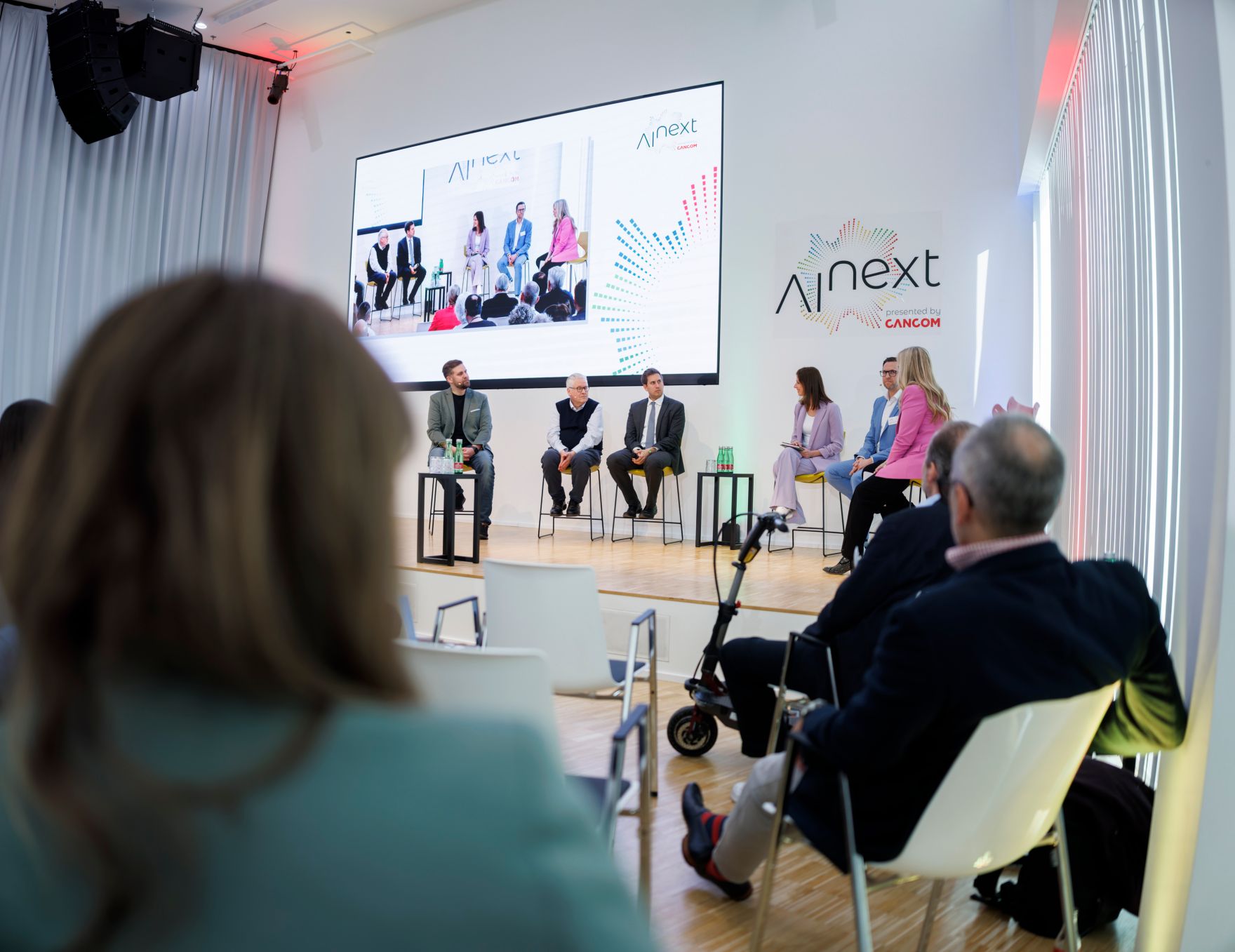 Am 16. April 2026 besuchte Staatssekret&auml;r Alexander Pr&ouml;ll (m.) im Rahmen seines Bundesl&auml;ndertages das Symposium AI next in Linz. Im Bild bei einer Paneldiskussion.