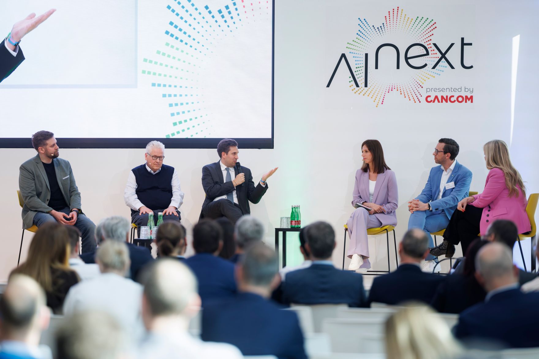 Am 16. April 2026 besuchte Staatssekret&auml;r Alexander Pr&ouml;ll (m.) im Rahmen seines Bundesl&auml;ndertages das Symposium AI next in Linz. Im Bild bei einer Paneldiskussion.