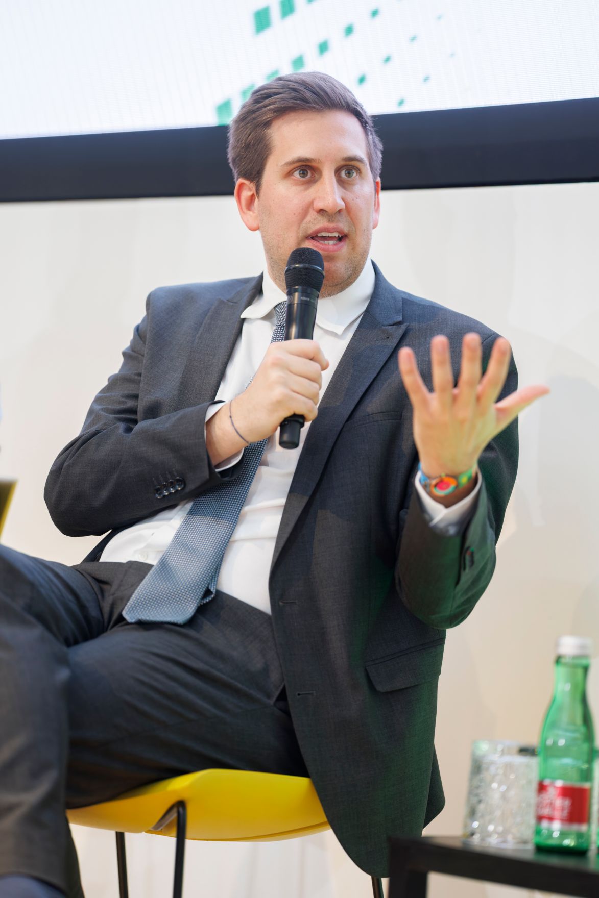Am 16. April 2026 besuchte Staatssekret&auml;r Alexander Pr&ouml;ll (im Bild) im Rahmen seines Bundesl&auml;ndertages das Symposium AI next in Linz. Im Bild bei einer Paneldiskussion.