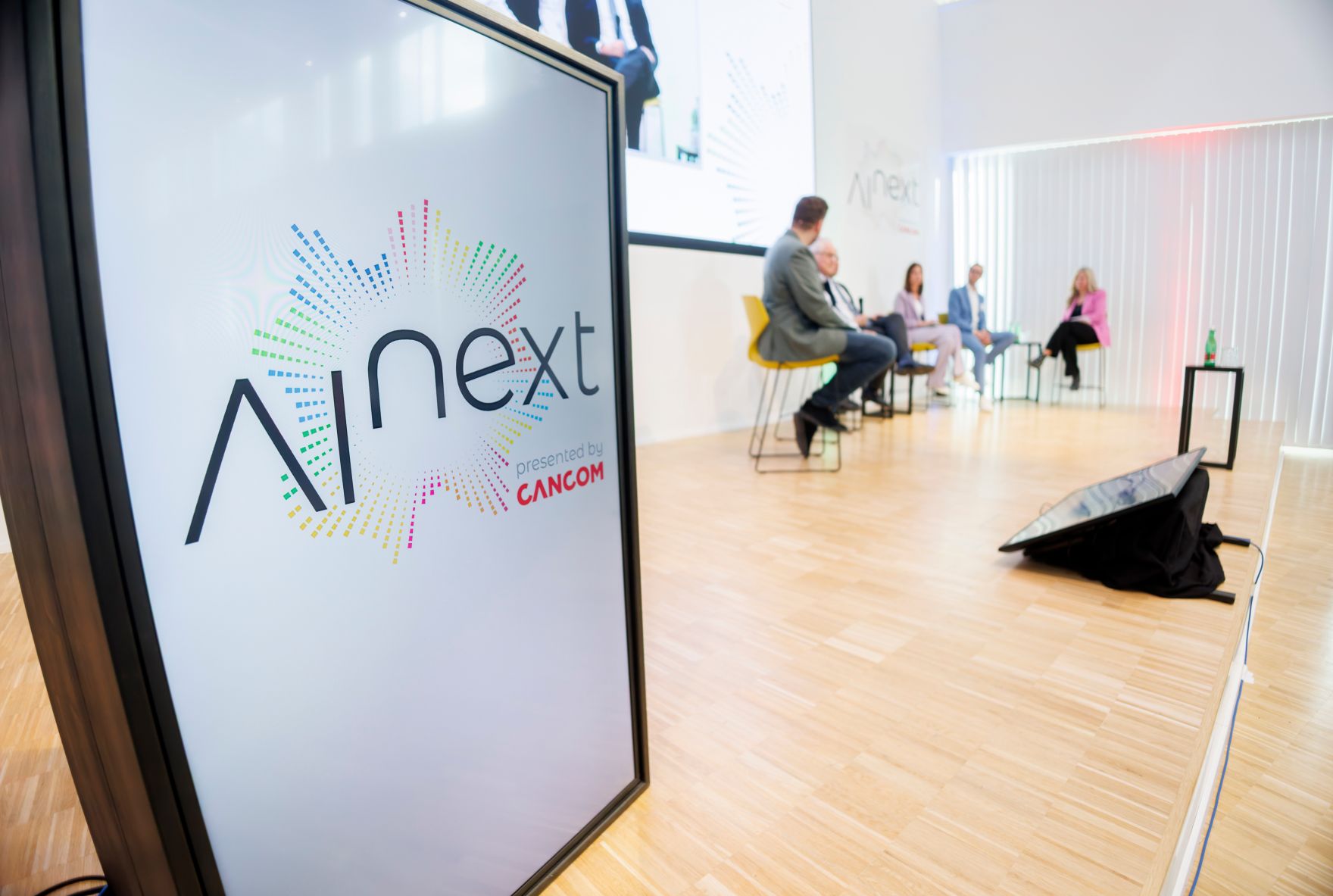 Am 16. April 2026 besuchte Staatssekret&auml;r Alexander Pr&ouml;ll im Rahmen seines Bundesl&auml;ndertages das Symposium AI next in Linz. Im Bild bei einer Paneldiskussion.