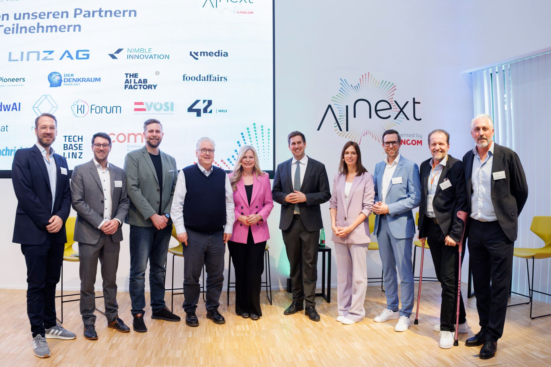 Am 16. April 2026 besuchte Staatssekret&auml;r Alexander Pr&ouml;ll (m.r.) im Rahmen seines Bundesl&auml;ndertages das Symposium AI next in Linz.