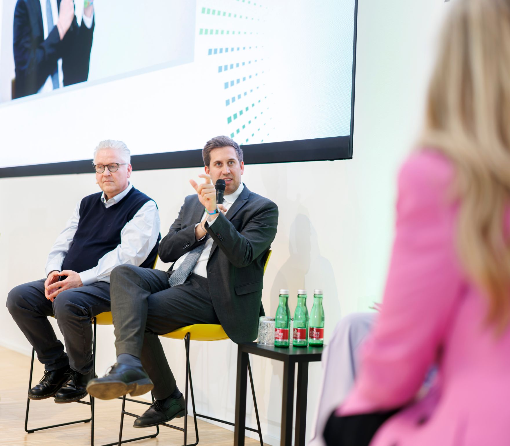 Am 16. April 2026 besuchte Staatssekret&auml;r Alexander Pr&ouml;ll (m.) im Rahmen seines Bundesl&auml;ndertages das Symposium AI next in Linz. Im Bild bei einer Paneldiskussion.