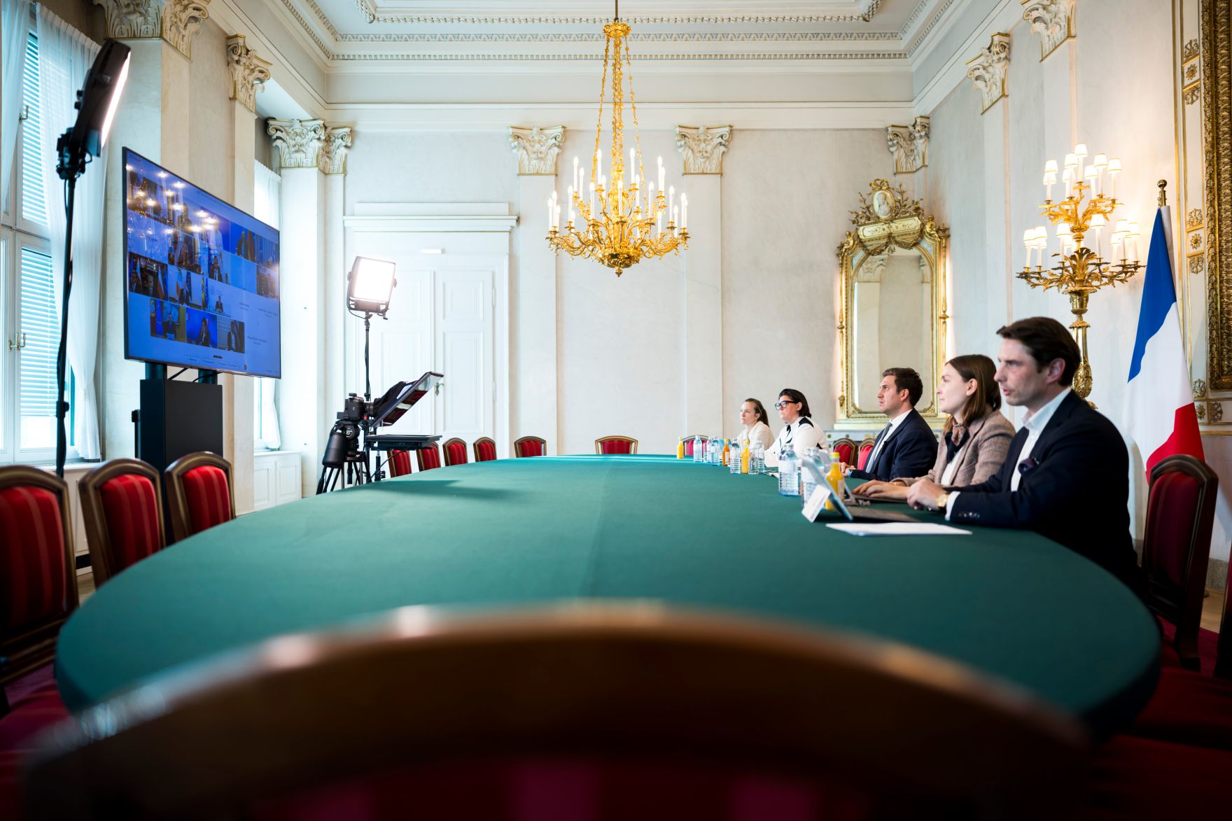 Am 16. April 2026 nahm Staatssekret&auml;r Alexander Pr&ouml;ll (3.v.r.) an der EU-Konferenz zum Jugendschutz in sozialen Medien teil.