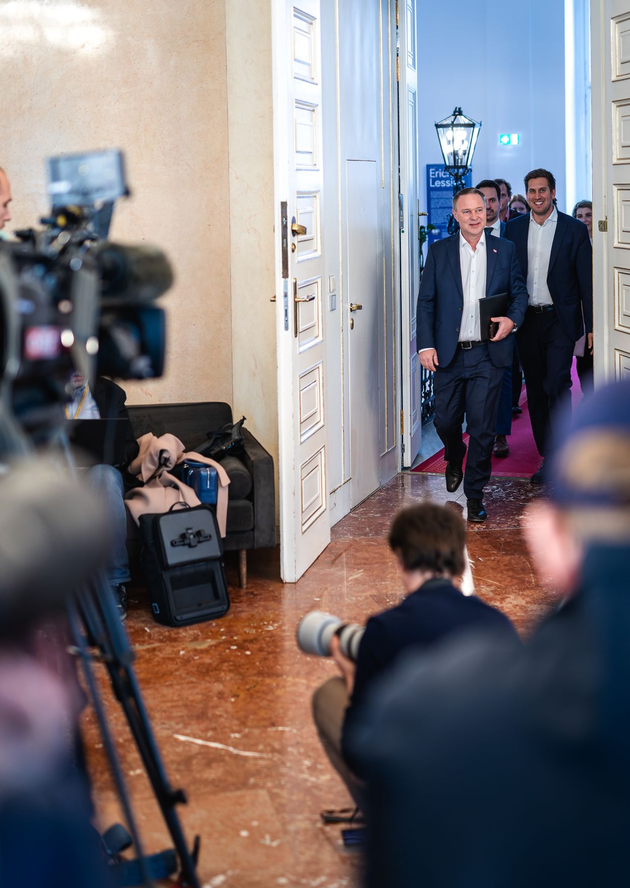 Am 21. April 2026 nahmen Vizekanzler Andreas Babler (m.), Bundesminister Christoph Wiederkehr und Staatssekret&auml;r Alexander Pr&ouml;ll (m.r.) am Roundtable zum Social Media Verbot teil. Im Bild beim Doorstep.
