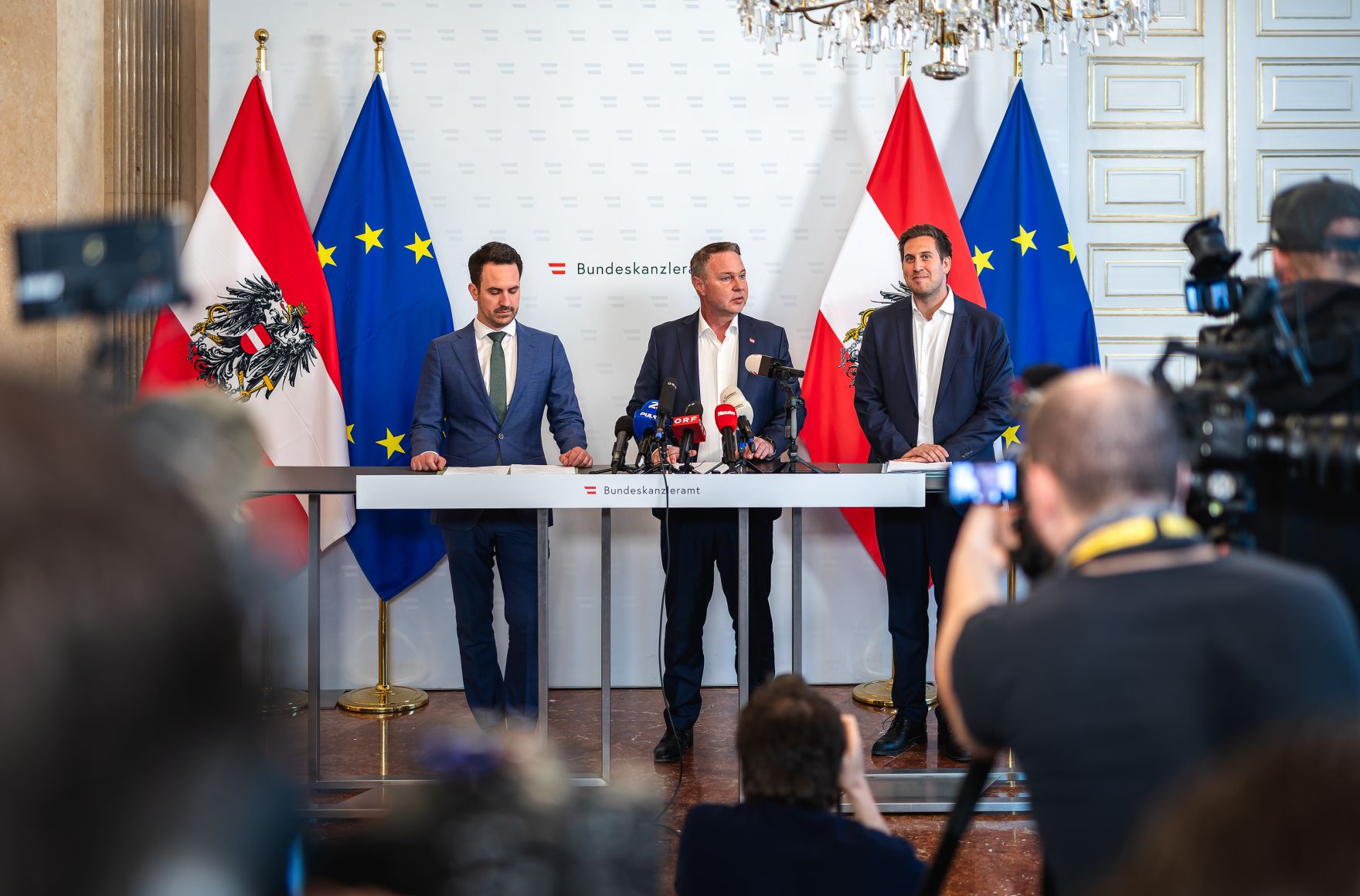 Am 21. April 2026 nahmen Vizekanzler Andreas Babler (m.), Bundesminister Christoph Wiederkehr (m.l.) und Staatssekret&auml;r Alexander Pr&ouml;ll (m.r.) am Roundtable zum Social Media Verbot teil. Im Bild beim Doorstep.