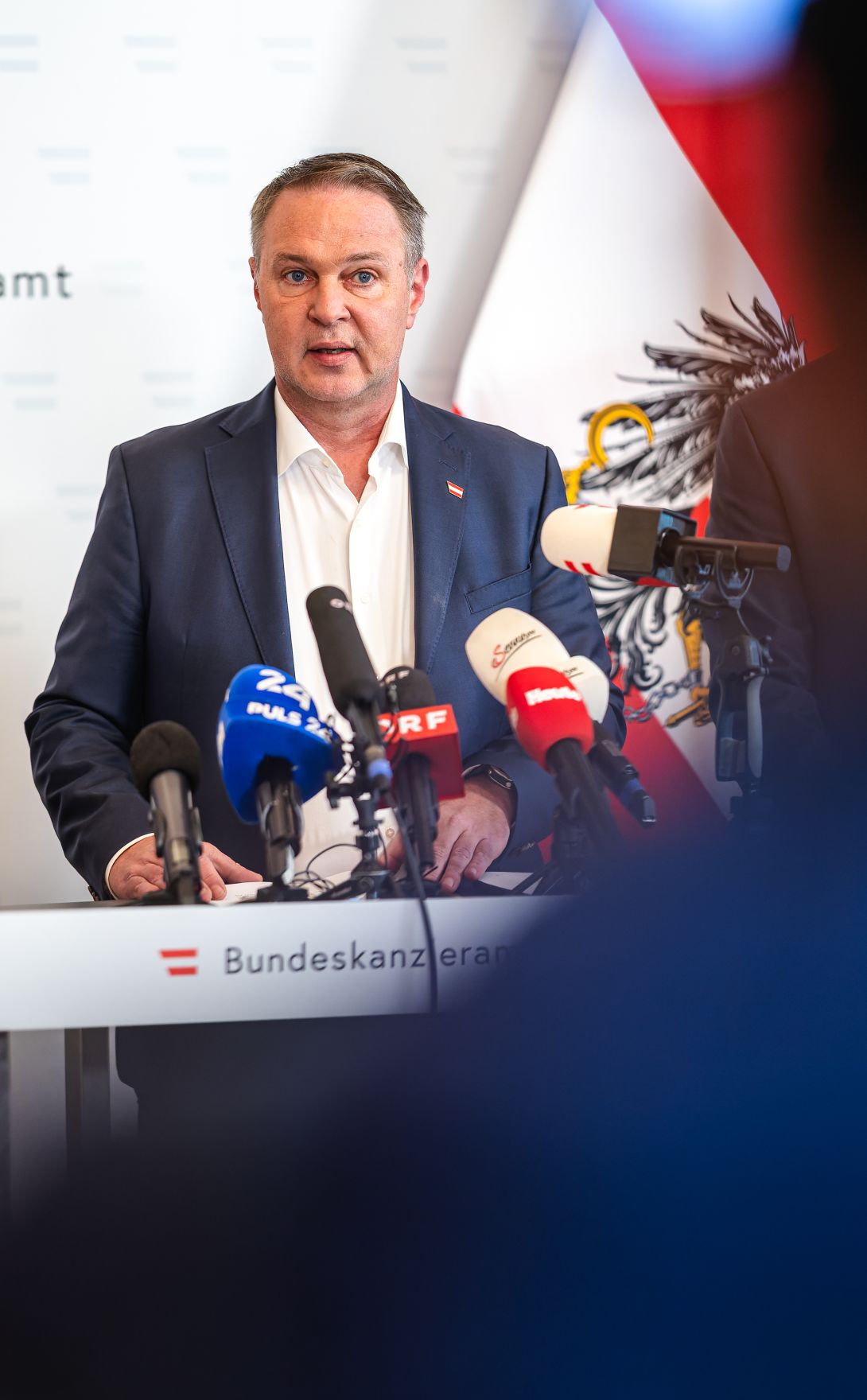 Am 21. April 2026 nahmen Vizekanzler Andreas Babler (im Bild), Bundesminister Christoph Wiederkehr und Staatssekret&auml;r Alexander Pr&ouml;ll am Roundtable zum Social Media Verbot teil. Im Bild beim Doorstep.