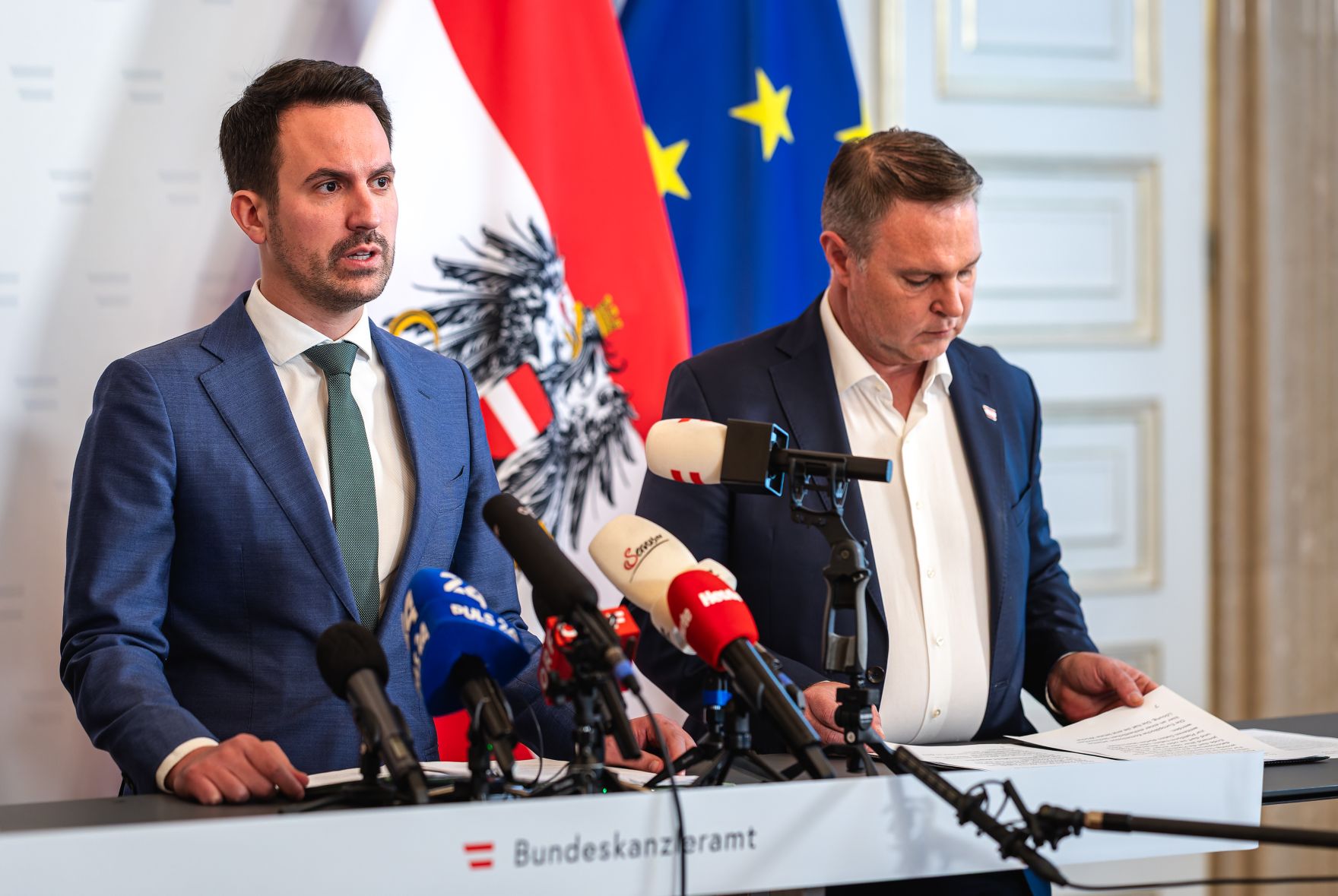 Am 21. April 2026 nahmen Vizekanzler Andreas Babler (r.), Bundesminister Christoph Wiederkehr (l.) und Staatssekret&auml;r Alexander Pr&ouml;ll am Roundtable zum Social Media Verbot teil. Im Bild beim Doorstep.