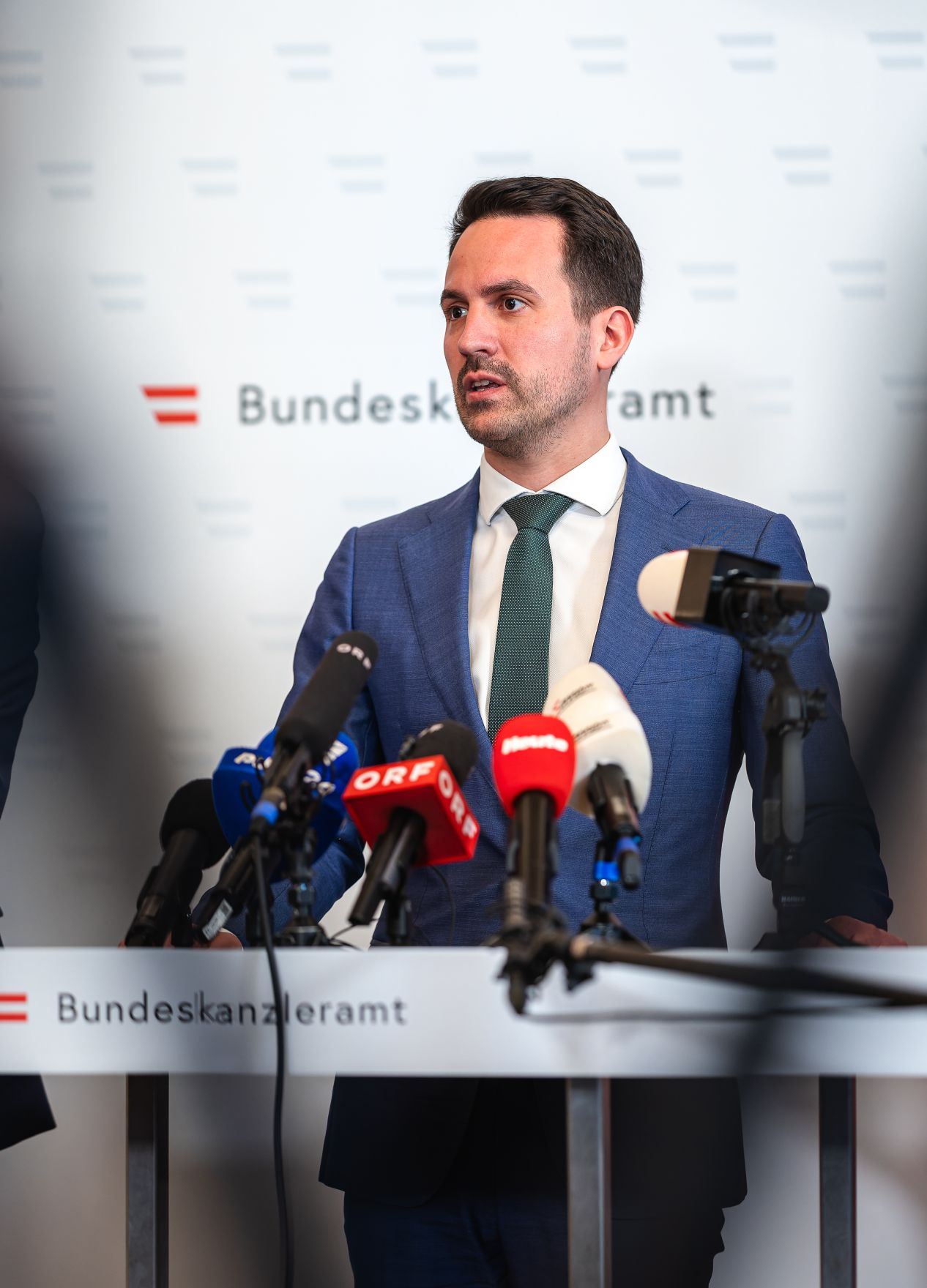 Am 21. April 2026 nahmen Vizekanzler Andreas Babler, Bundesminister Christoph Wiederkehr (im Bild) und Staatssekret&auml;r Alexander Pr&ouml;ll am Roundtable zum Social Media Verbot teil. Im Bild beim Doorstep.