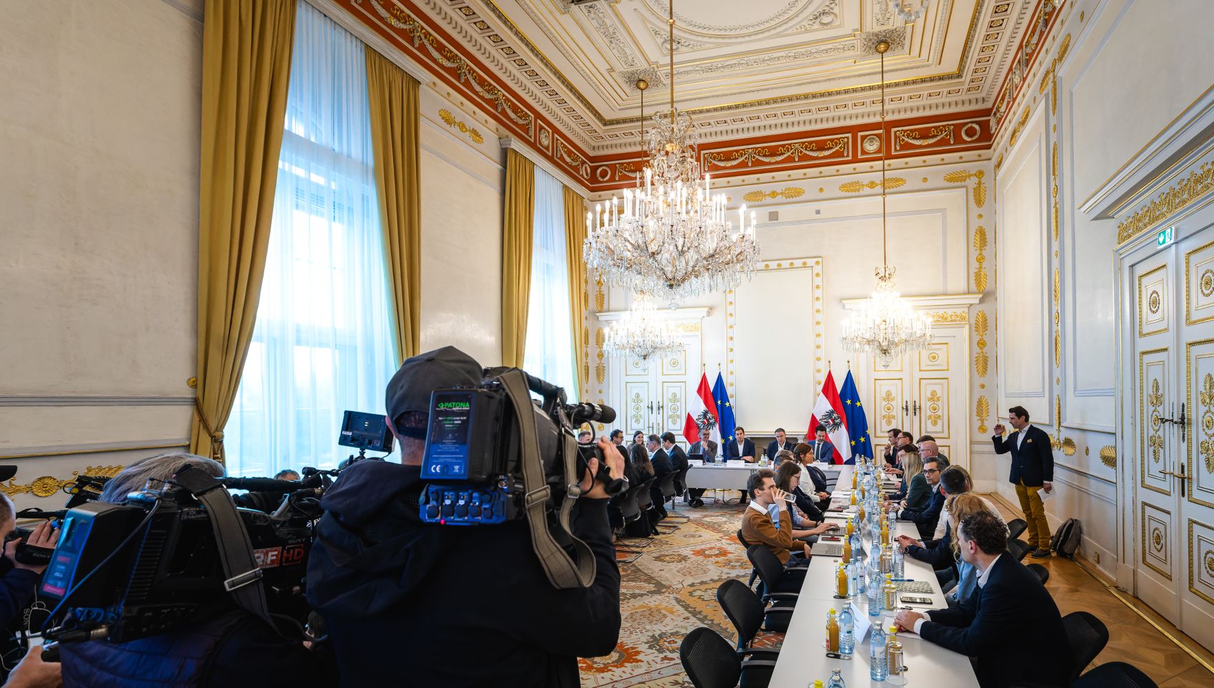 Am 21. April 2026 nahmen Vizekanzler Andreas Babler, Bundesminister Christoph Wiederkehr und Staatssekret&auml;r Alexander Pr&ouml;ll am Roundtable zum Social Media Verbot teil.