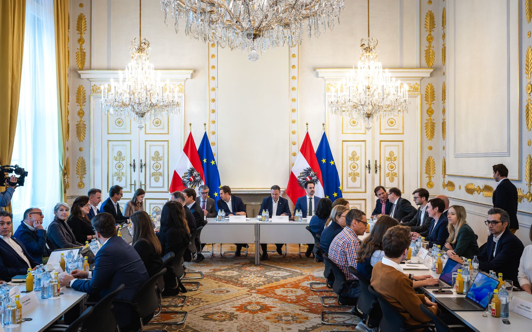 Am 21. April 2026 nahmen Vizekanzler Andreas Babler, Bundesminister Christoph Wiederkehr und Staatssekret&auml;r Alexander Pr&ouml;ll am Roundtable zum Social Media Verbot teil.